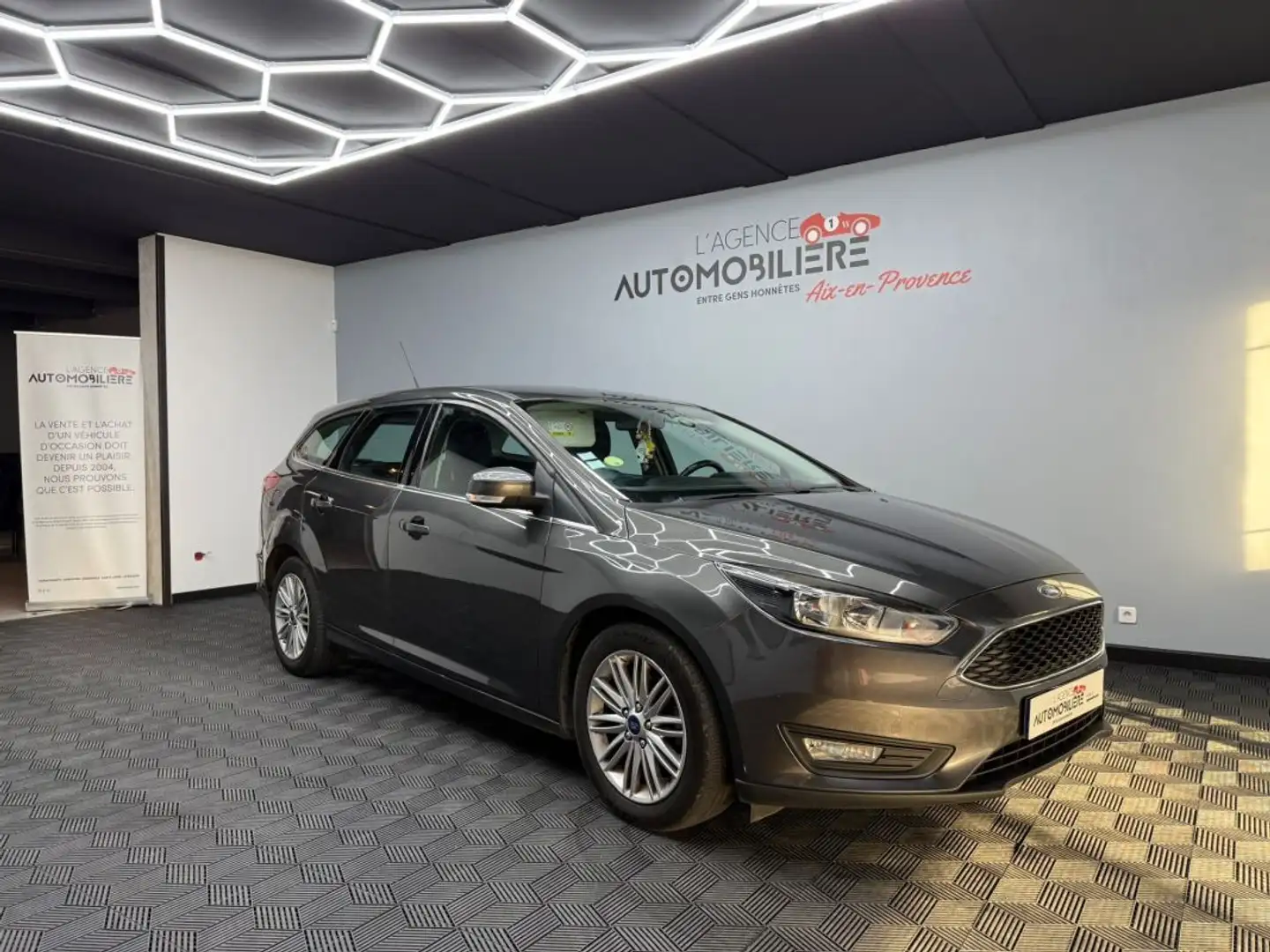 Ford Focus SW 1.5 TDCi 120 ch – Finition Trend Gris - 1