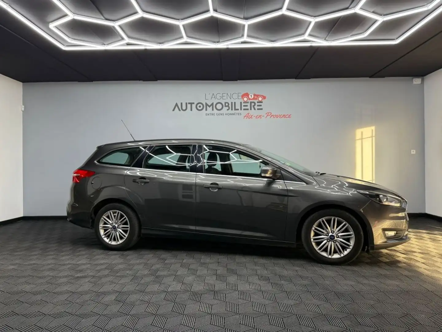 Ford Focus SW 1.5 TDCi 120 ch – Finition Trend Grau - 2