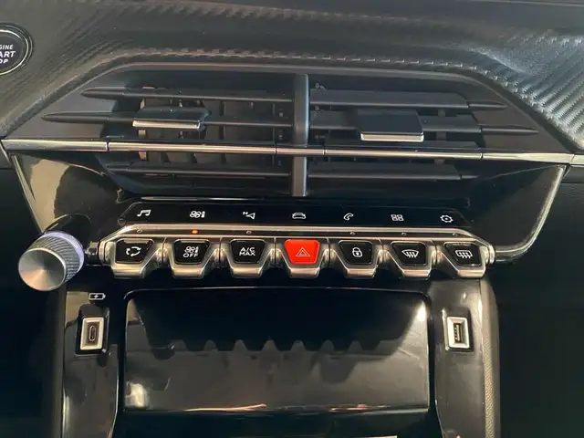 Peugeot 208 view 11