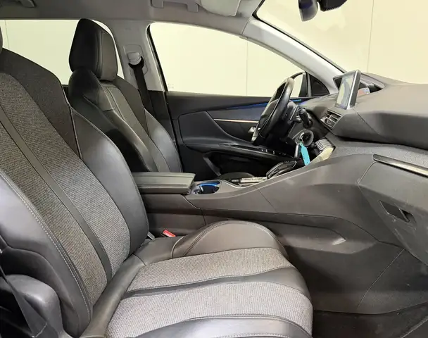 Peugeot 5008 view 2