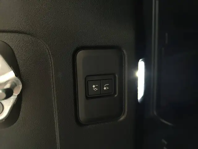 Land Rover Defender view 12