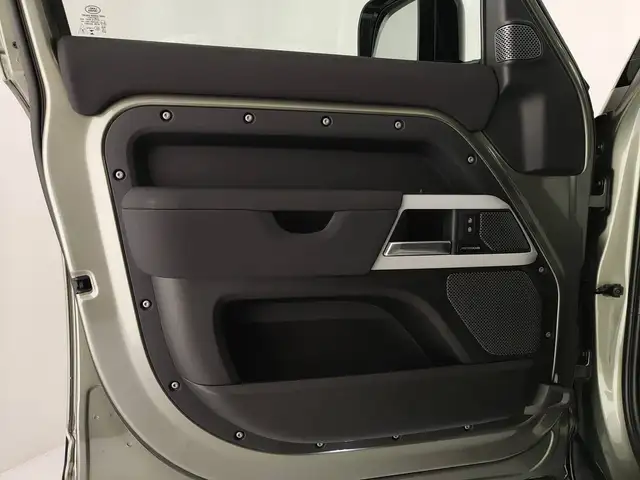 Land Rover Defender view 13