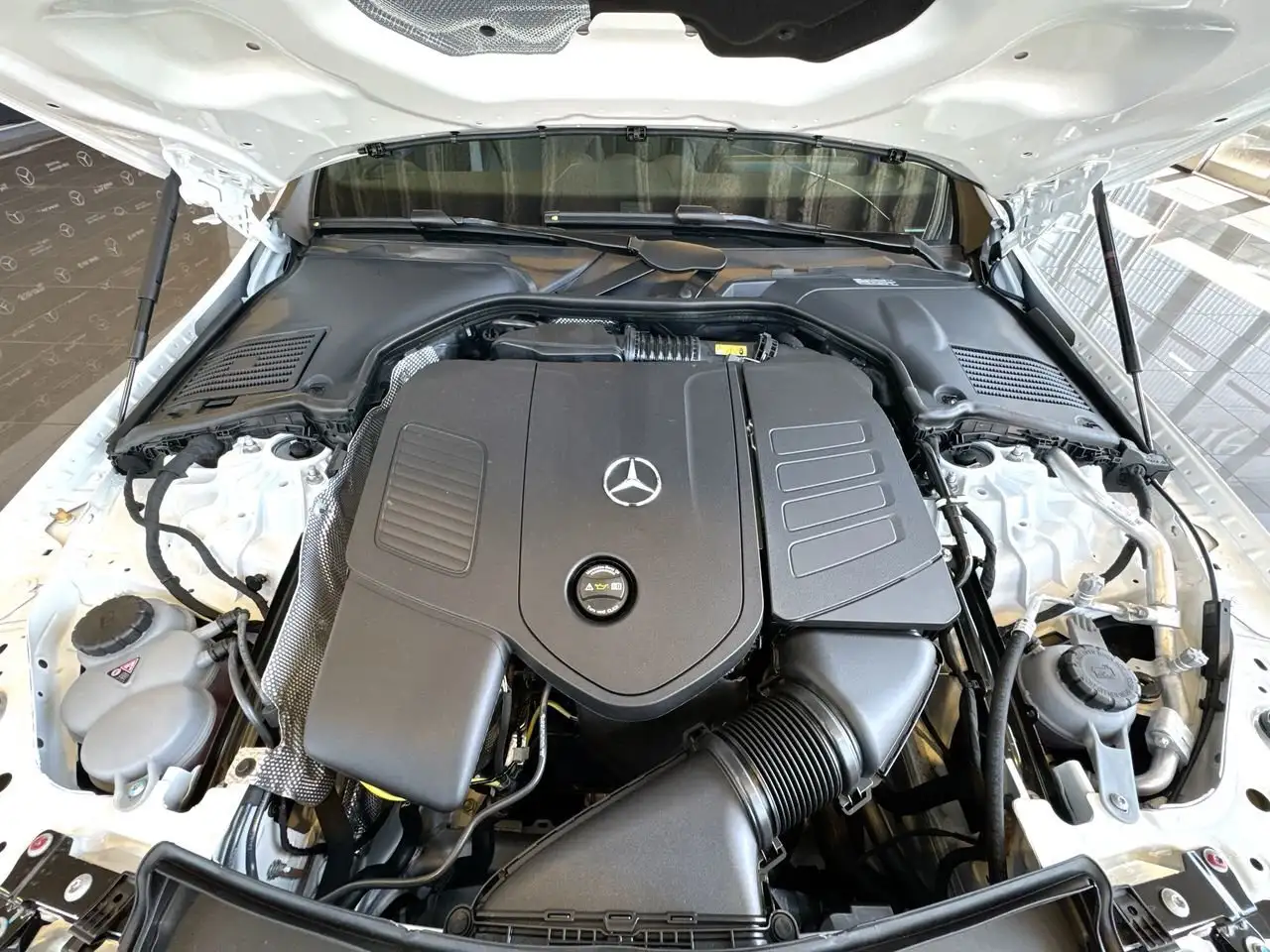 Mercedes-Benz C-Class снимка Mercedes-Benz C-Class