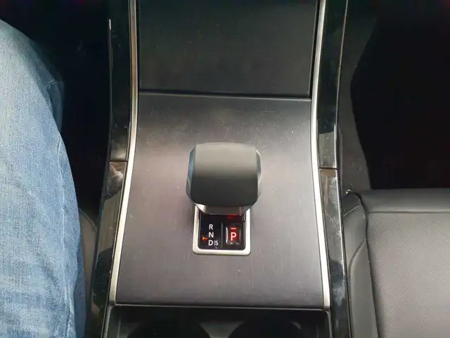 Land Rover Range Rover Velar view 10