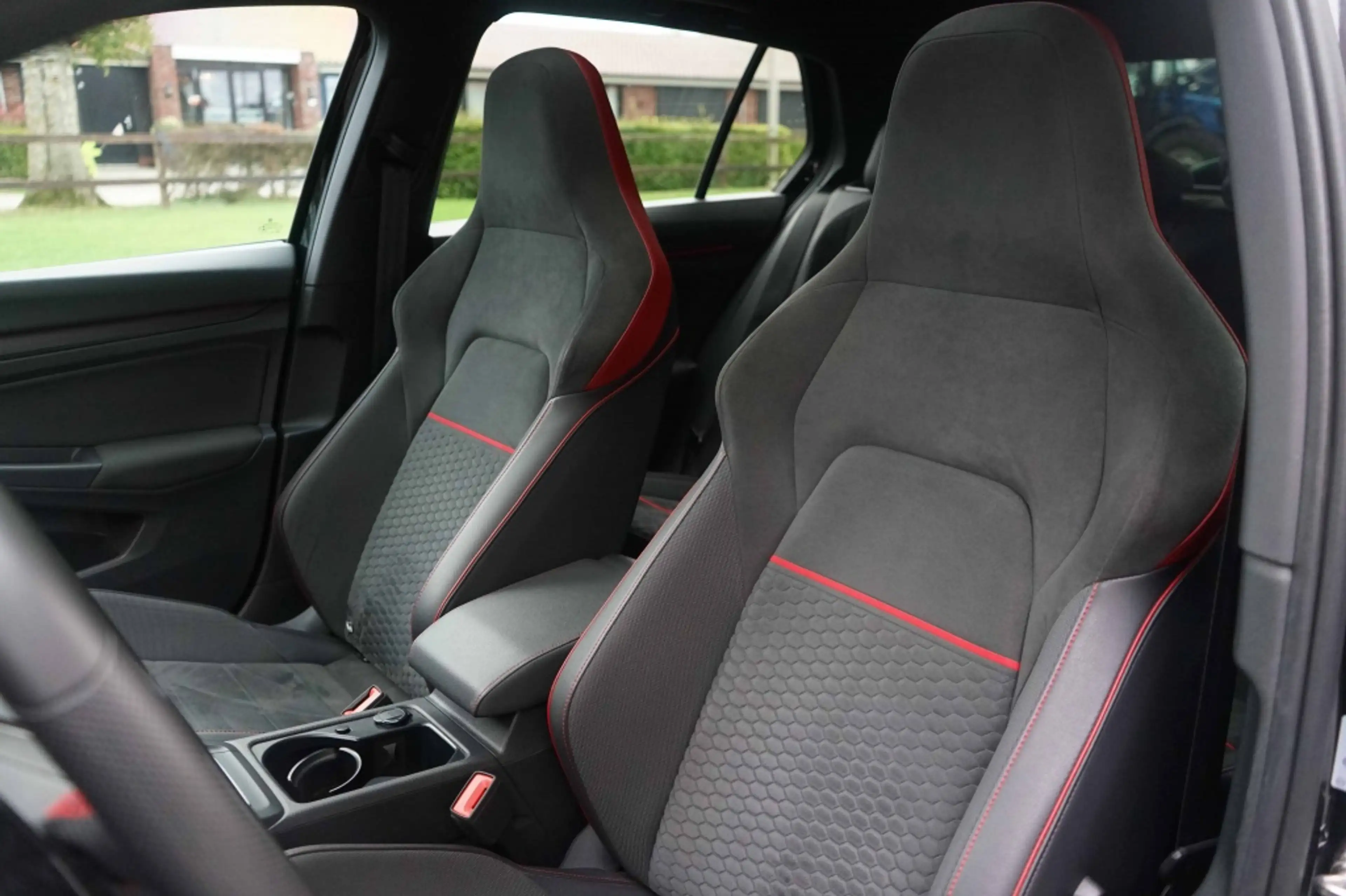 Volkswagen Golf GTI 8 Clubsport DSG Pano/HUD/IQ/H&R/300PK — photo 9