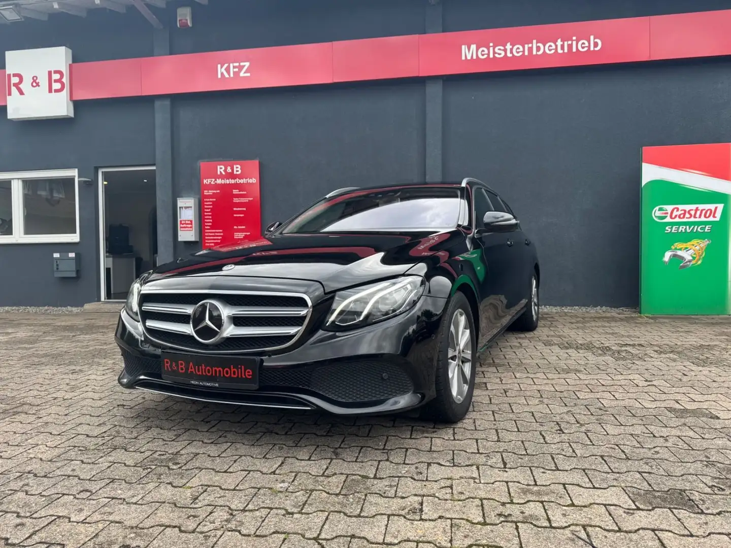 Mercedes-Benz E 220 Noir - 1