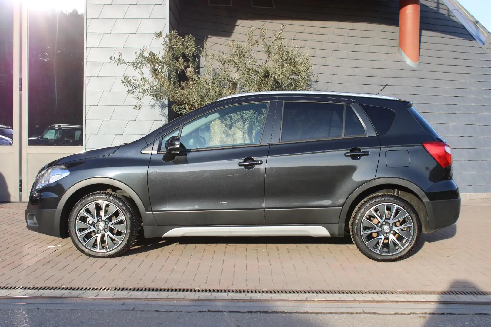Suzuki S-Cross 1.6 DDiS 4WD 5 porte All Grip Style Černá - 1