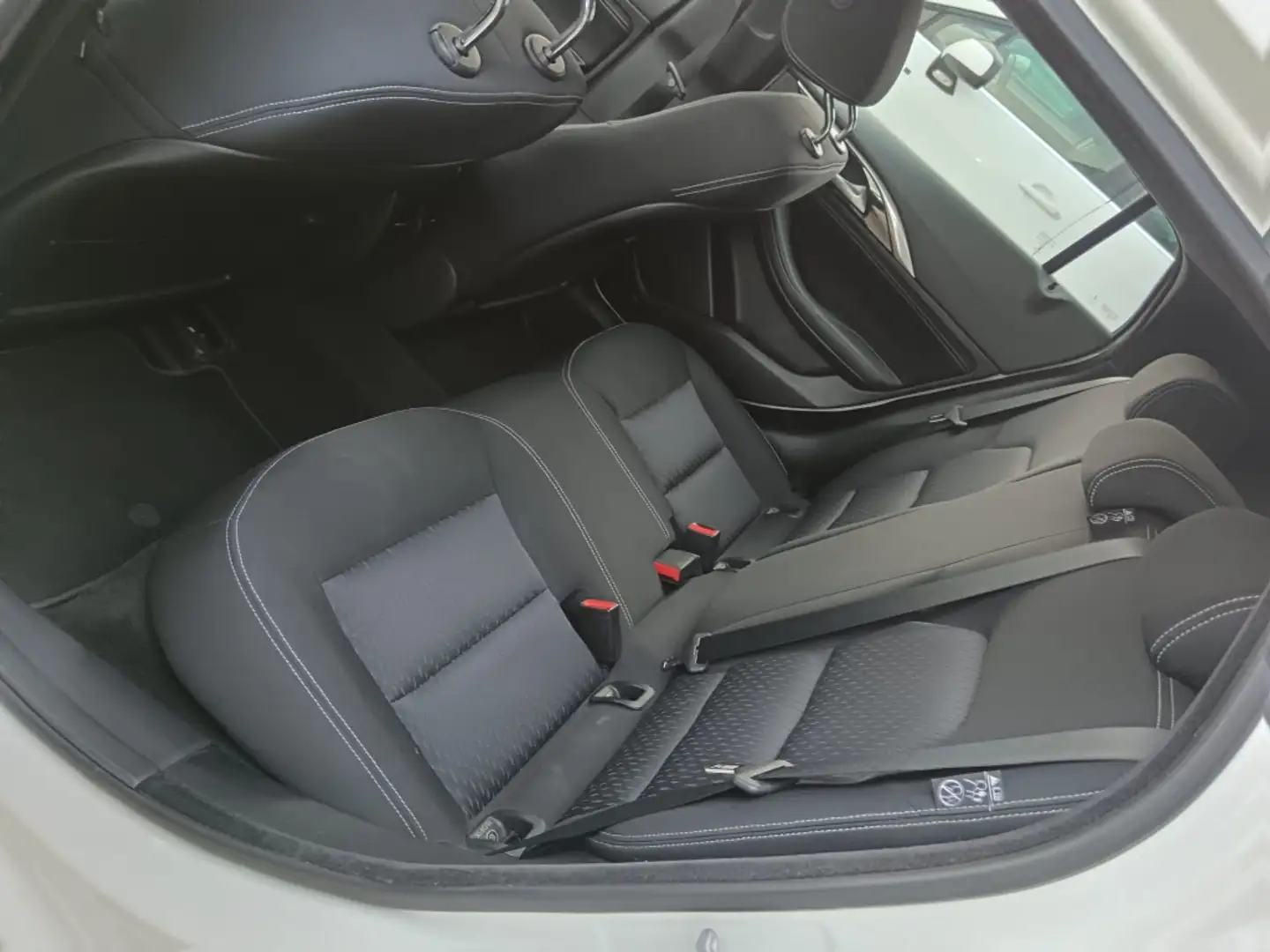 Infiniti Q30 2.2d Premium 7DCT Blanc - 2