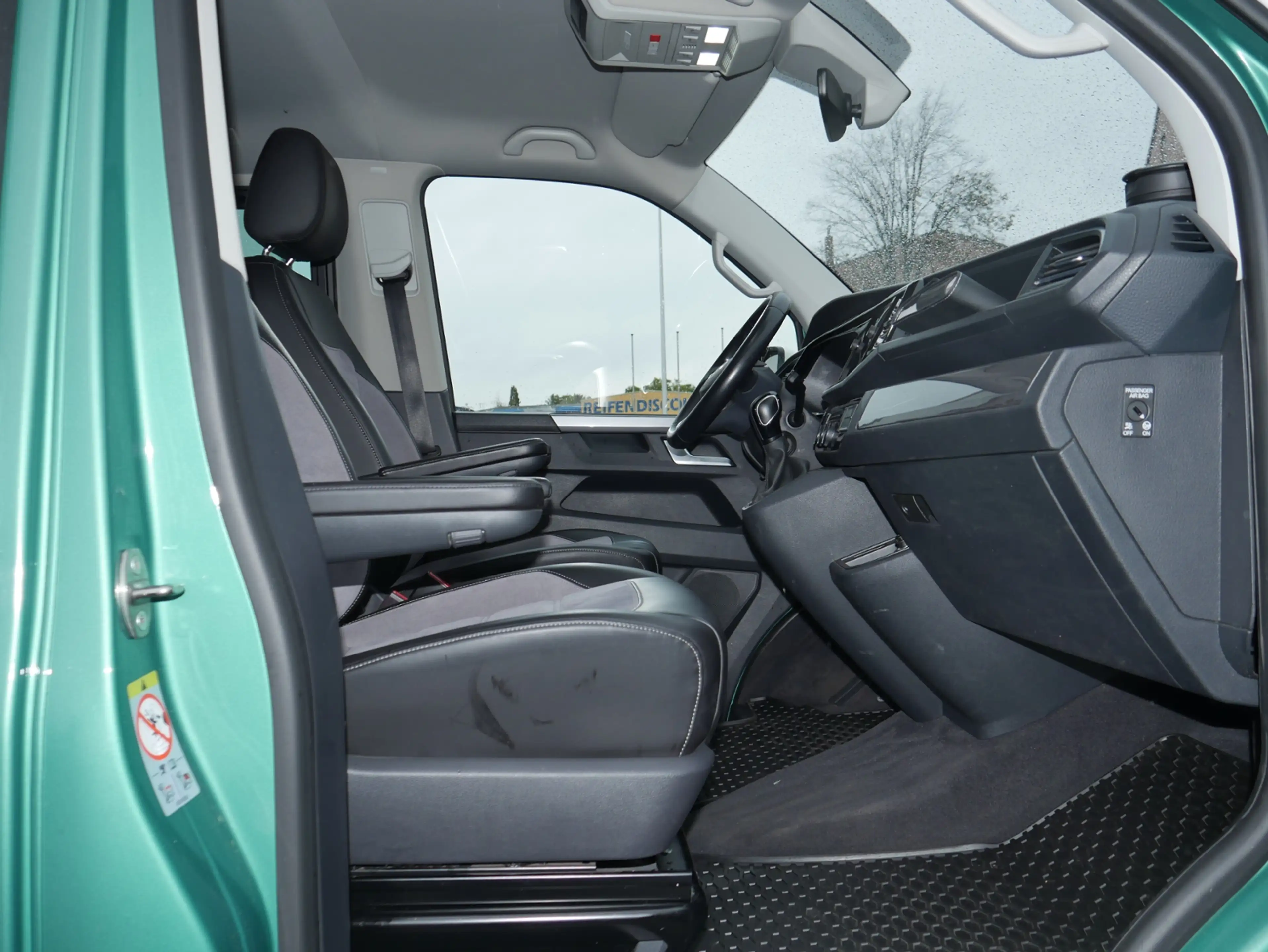 Volkswagen T6.1 Multivan 2.0 TDI Generation Six DSG AHK ACC NAVI STANDHZG — photo 4