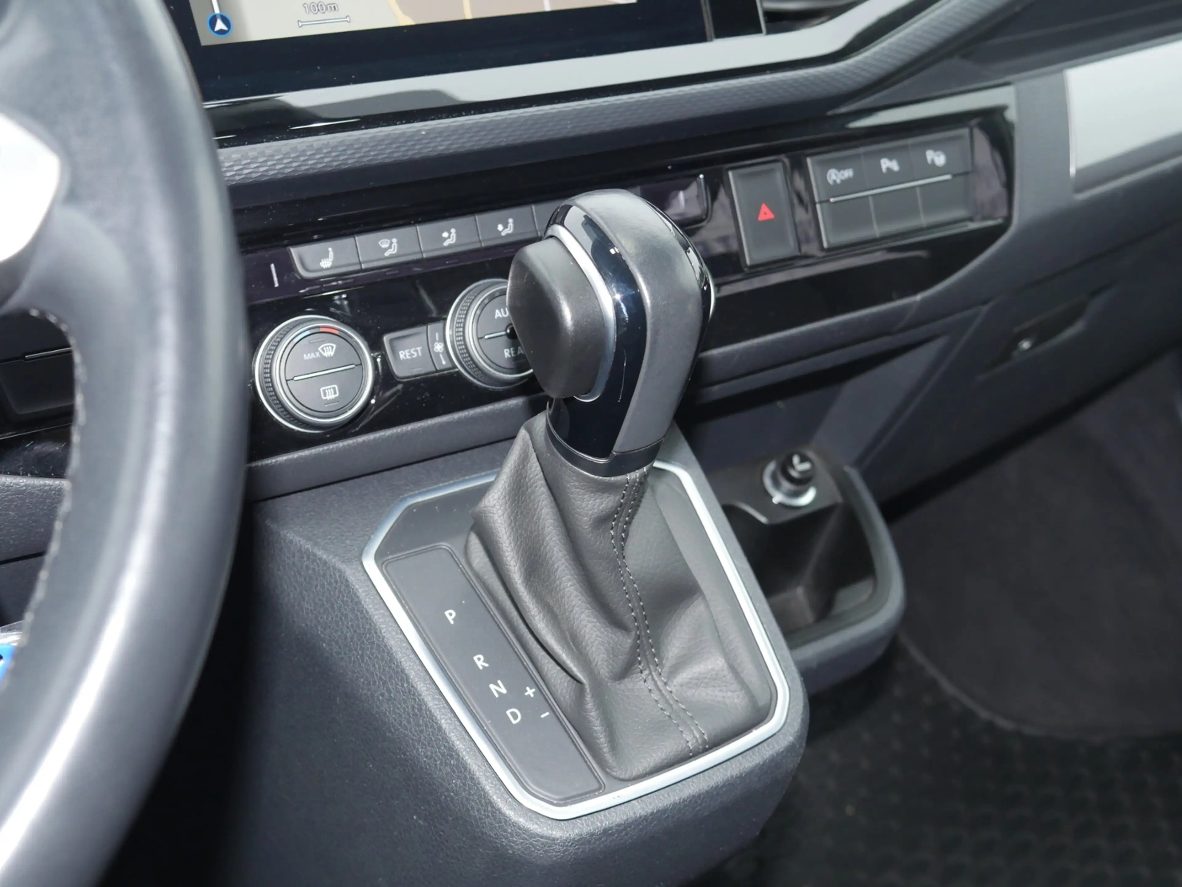 Volkswagen T6.1 Multivan 2.0 TDI Generation Six DSG AHK ACC NAVI STANDHZG — photo 9