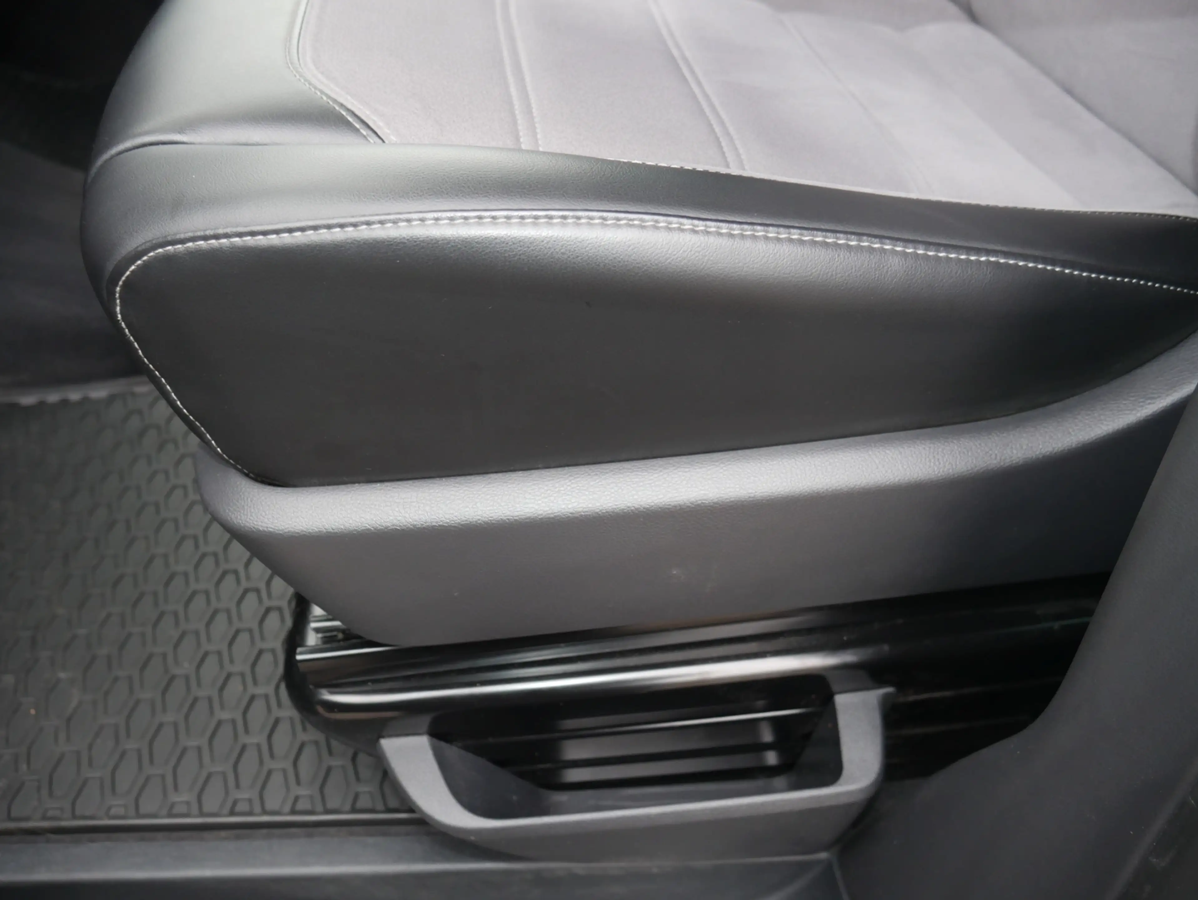 Volkswagen T6.1 Multivan 2.0 TDI Generation Six DSG AHK ACC NAVI STANDHZG — photo 15
