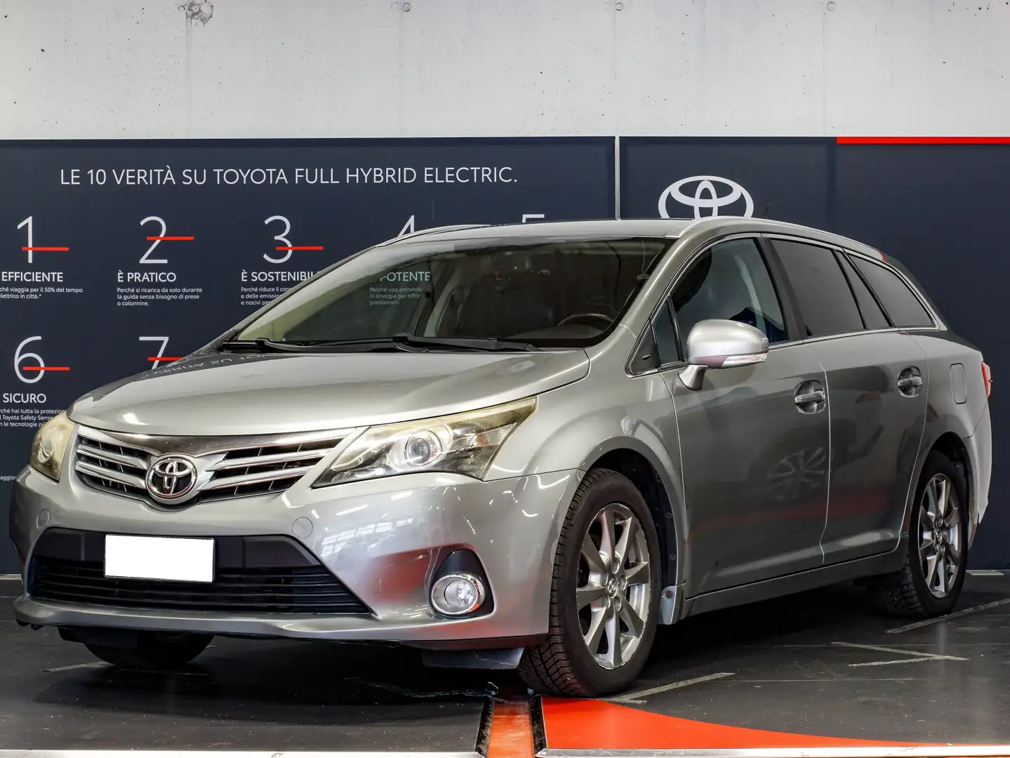 Toyota Avensis Wagon 2.0 d-4d Executive Argento - 1