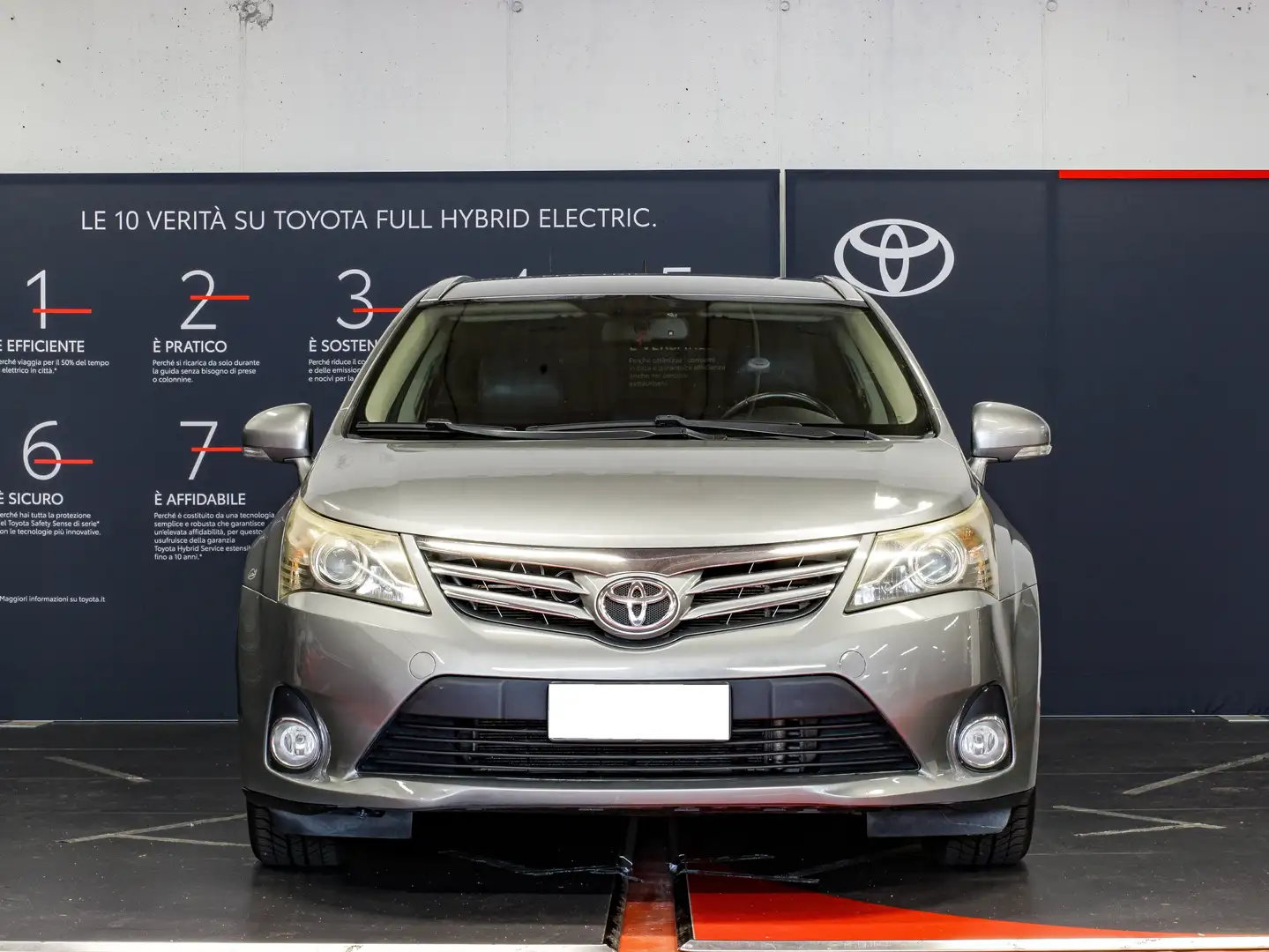 Toyota Avensis Wagon 2.0 d-4d Executive Argento - 2
