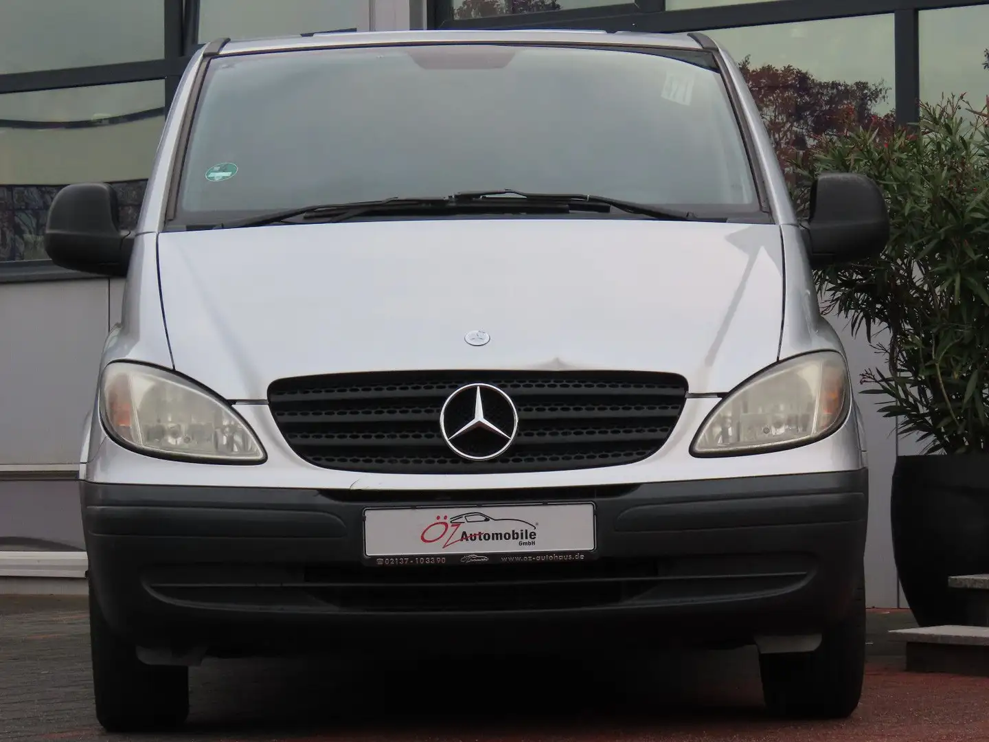 Mercedes-Benz Vito Kombi 111 CDI lang Autom. Klima 8-Sitze Plateado - 2