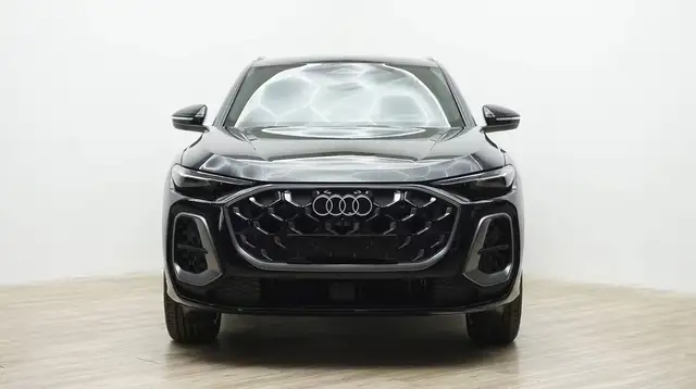 Audi Q5 view 4