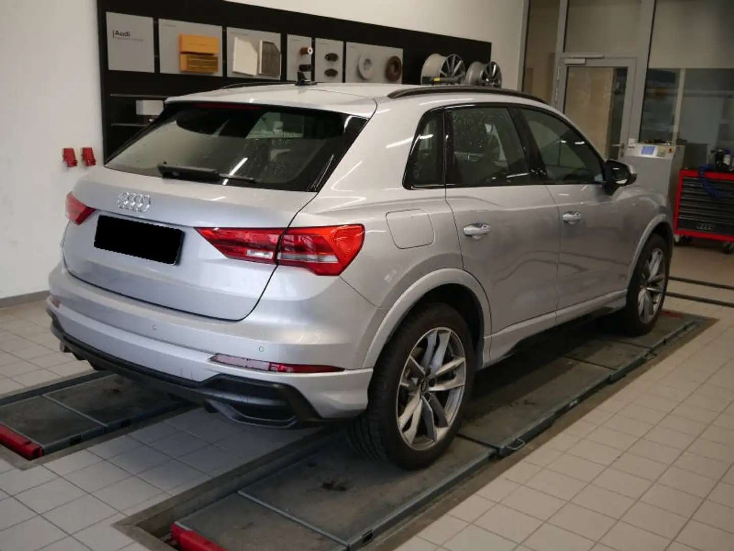 Audi Q3 45 TFSIe 2x S line NAVI AMBIENTE+ AHK LM19 Silber - 2