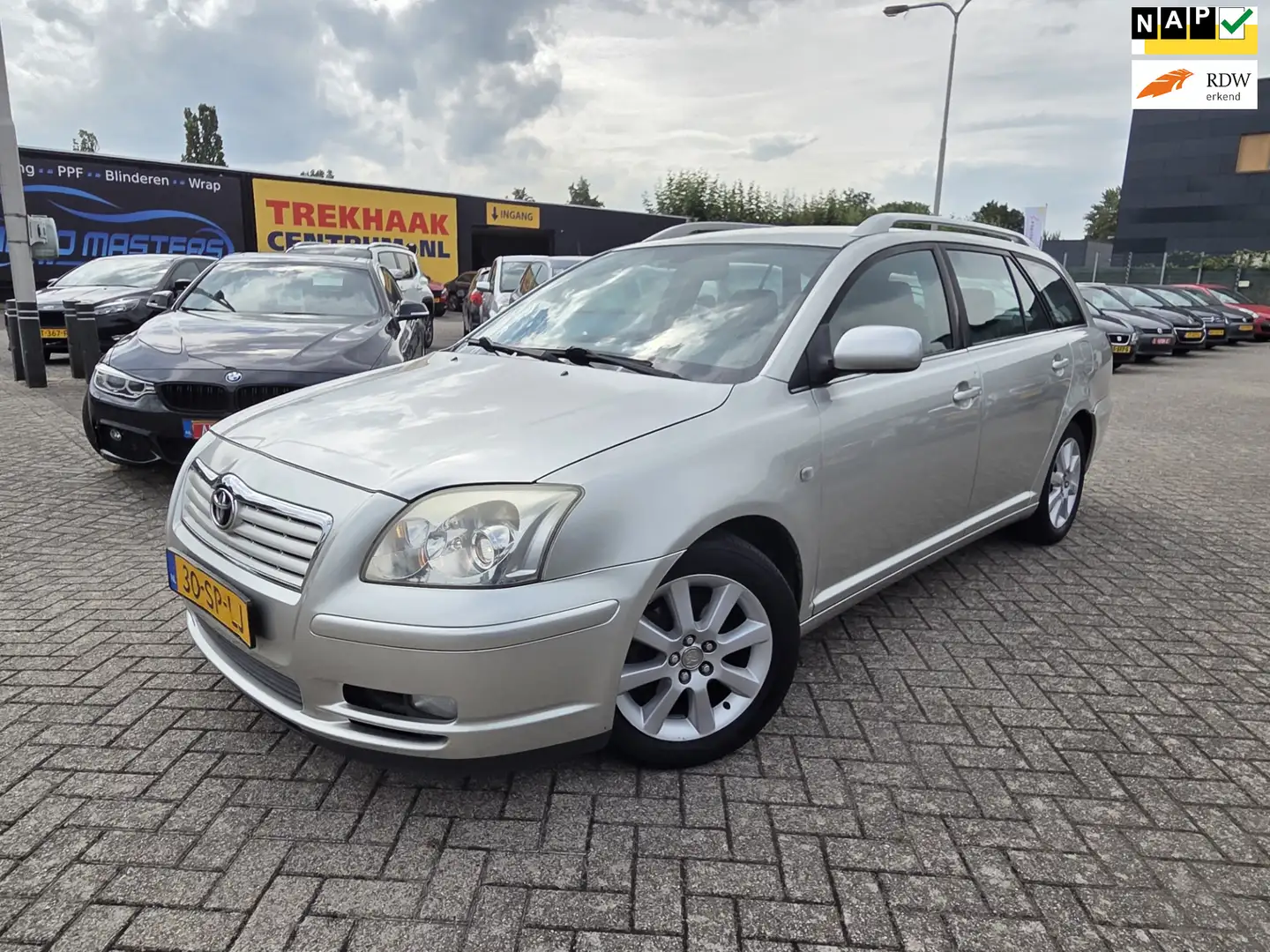 Toyota Avensis Wagon 1.8 VVTi Linea Luna Grijs - 1