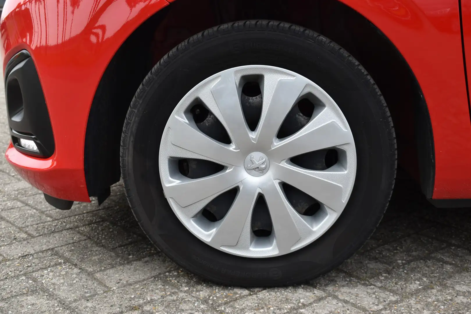 Peugeot 108 1.0 e-VTi Active 5-drs / Airco / El. ramen / Centr Rood - 2