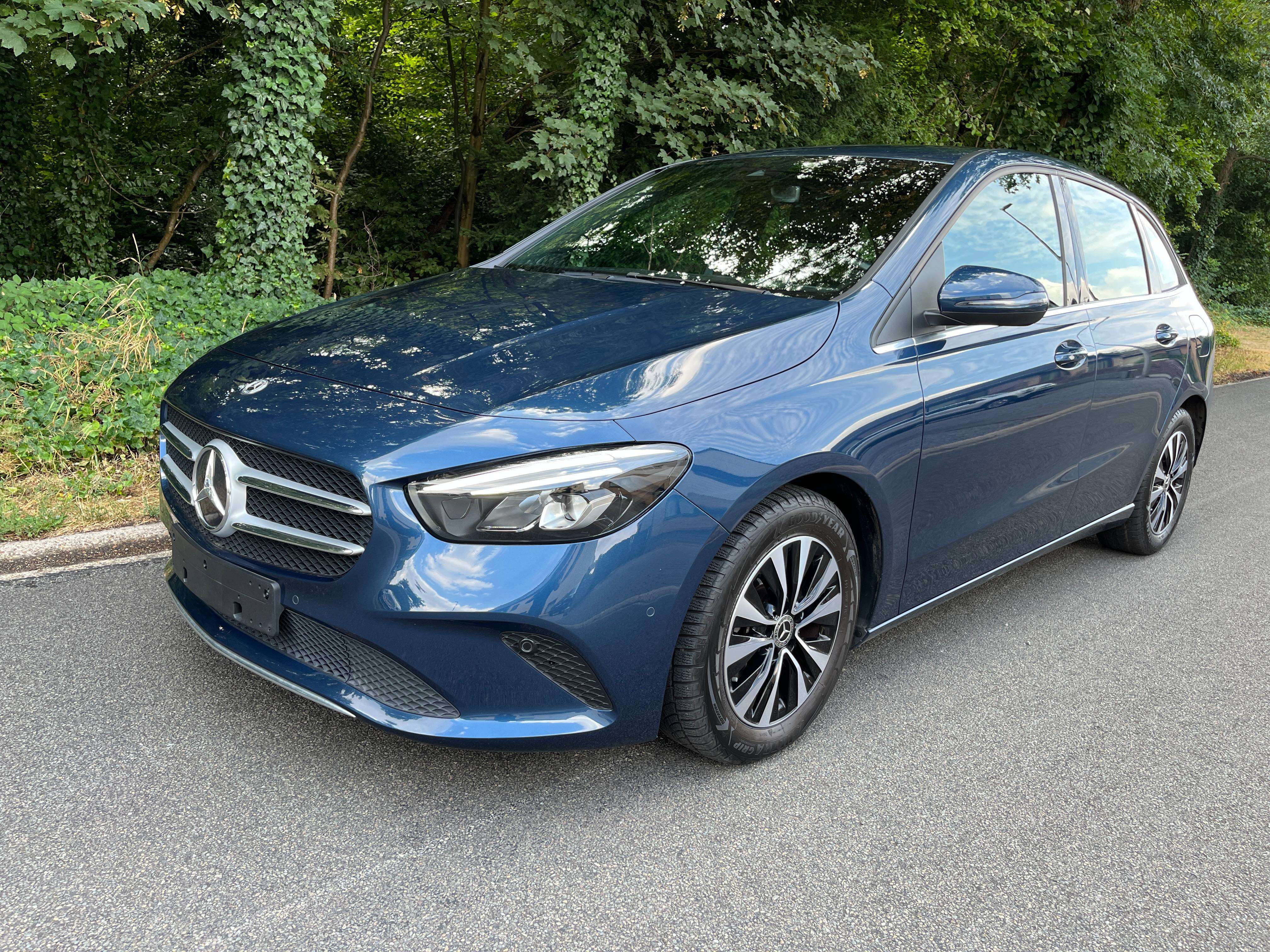 Mercedes-Benz B 180