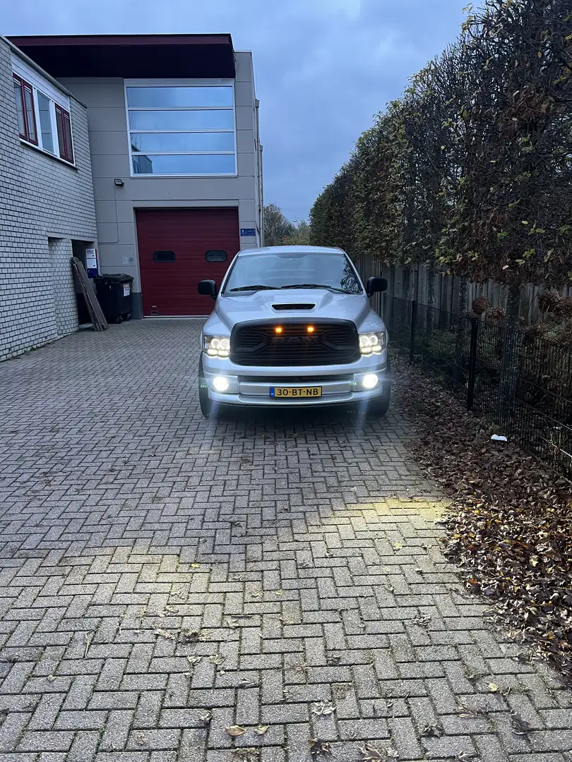 Dodge RAM dodge ram 5.7 hemi srt uitvoering. Srebrny - 1