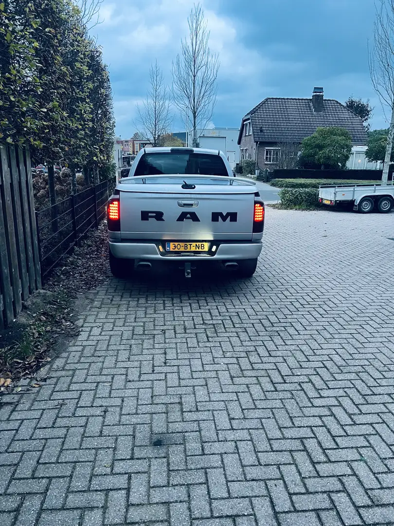 Dodge RAM dodge ram 5.7 hemi srt uitvoering. Srebrny - 2