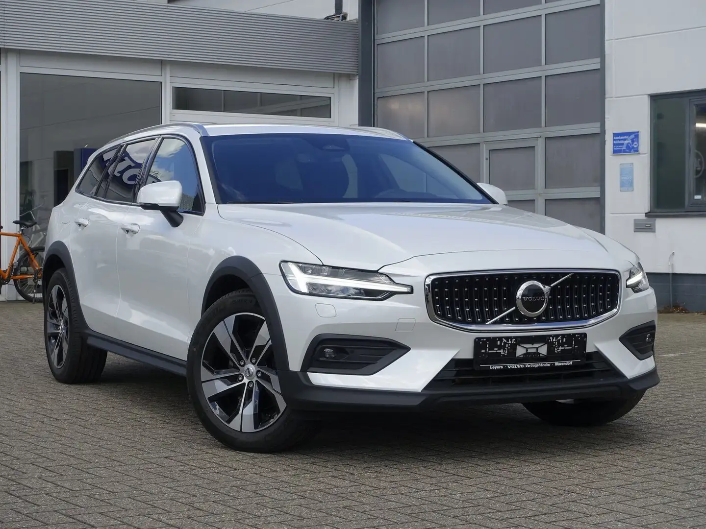 Volvo V60 Cross Country B4 AWD Plus HARMAN/R-KAMERA Bílá - 1