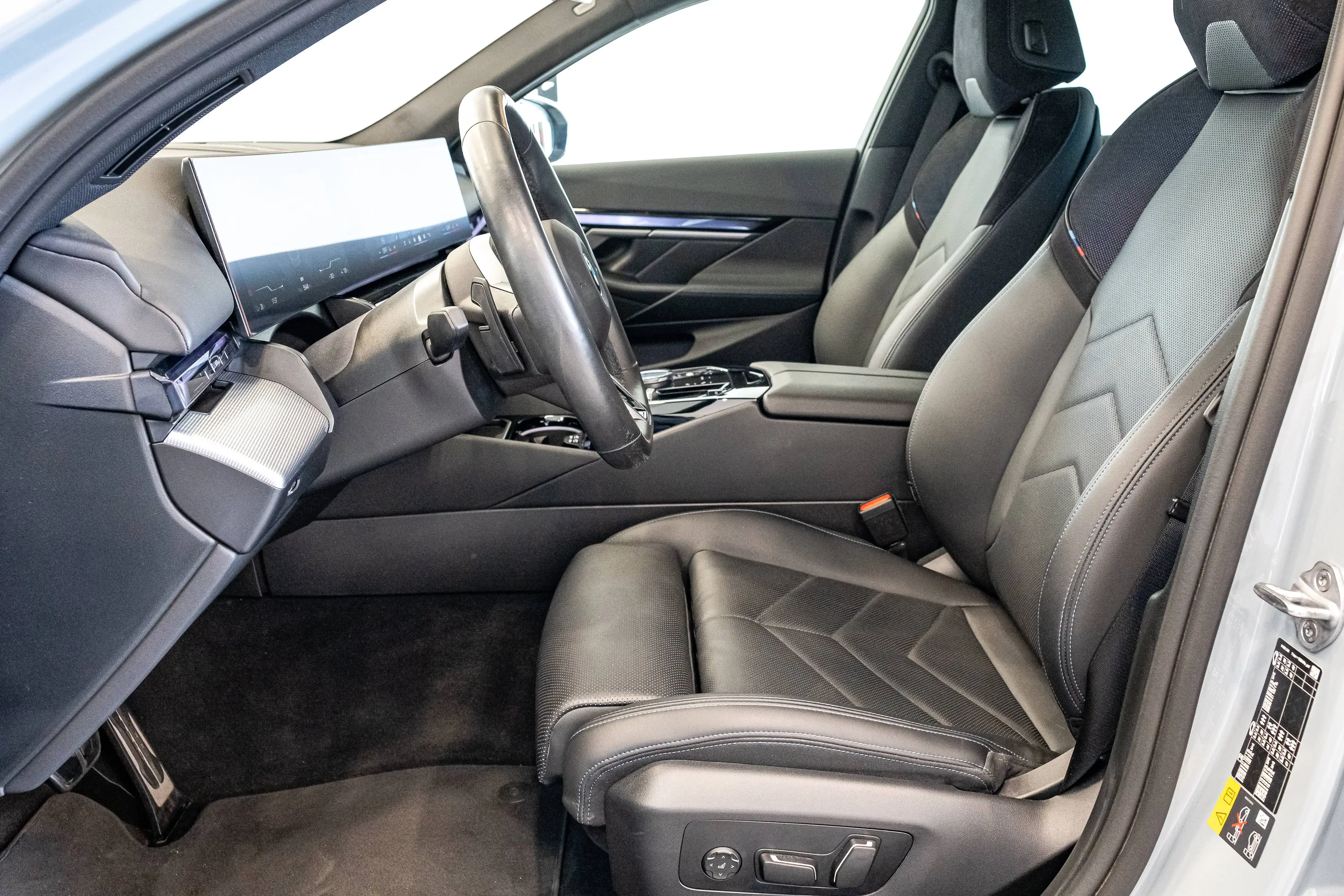 BMW i5 edrive 40e, M pack, Harman Kardon, Zetelverwarming — photo 17