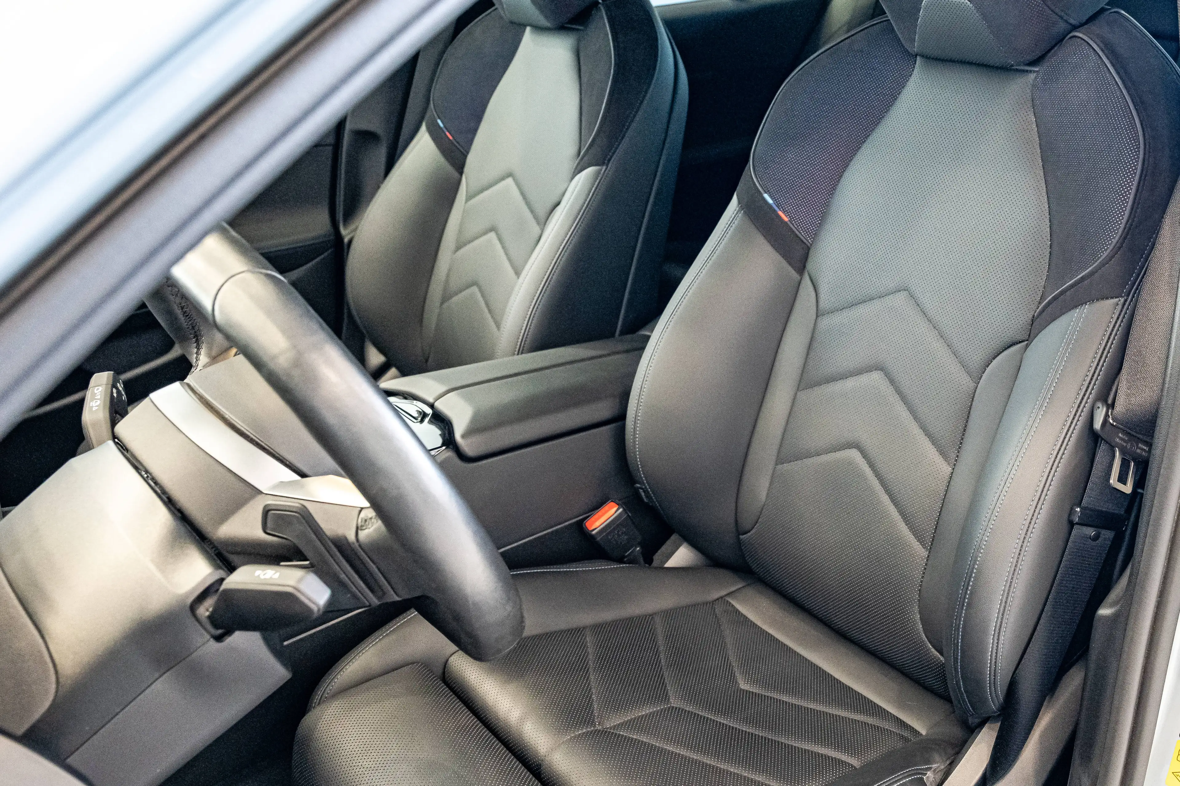 BMW i5 edrive 40e, M pack, Harman Kardon, Zetelverwarming — photo 3
