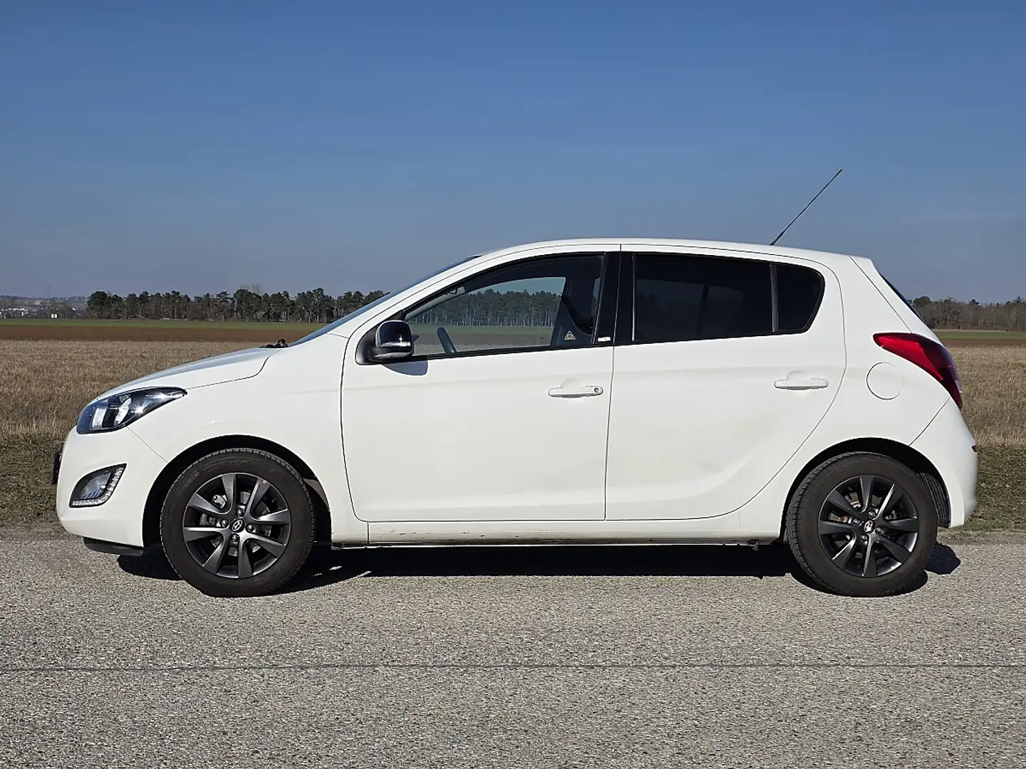 Hyundai i20 1,25 Life Go Weiß - 2