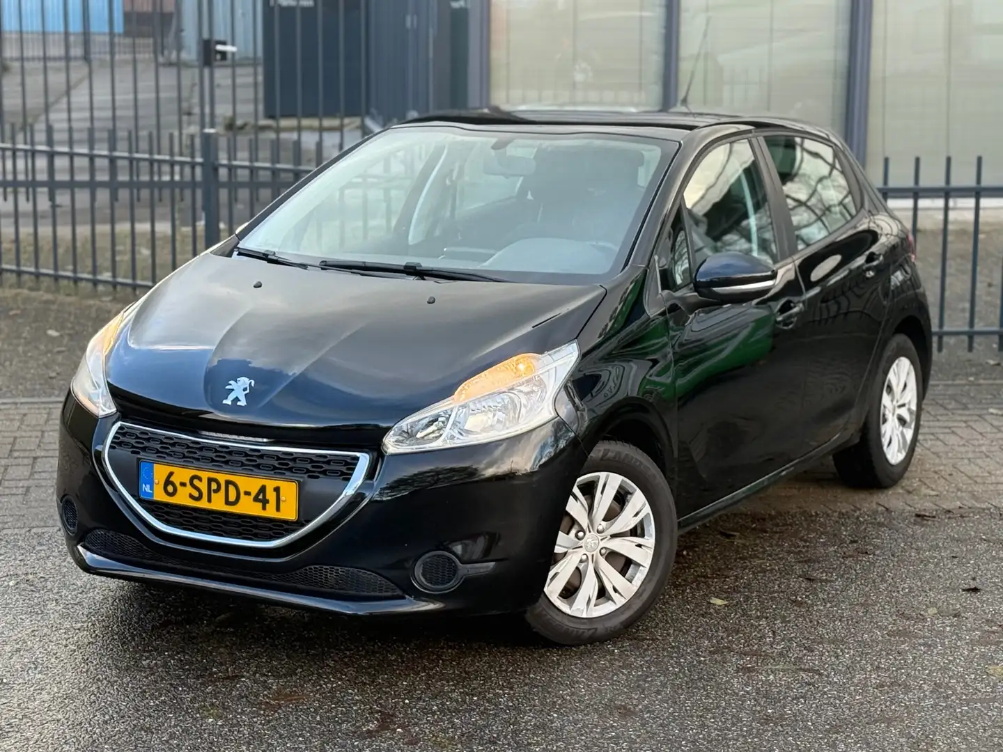Peugeot 208 1.2 VTi Access Schwarz - 2