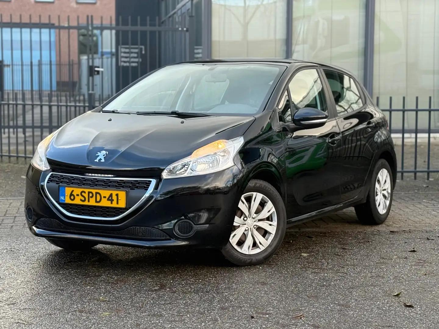 Peugeot 208 1.2 VTi Access Schwarz - 1