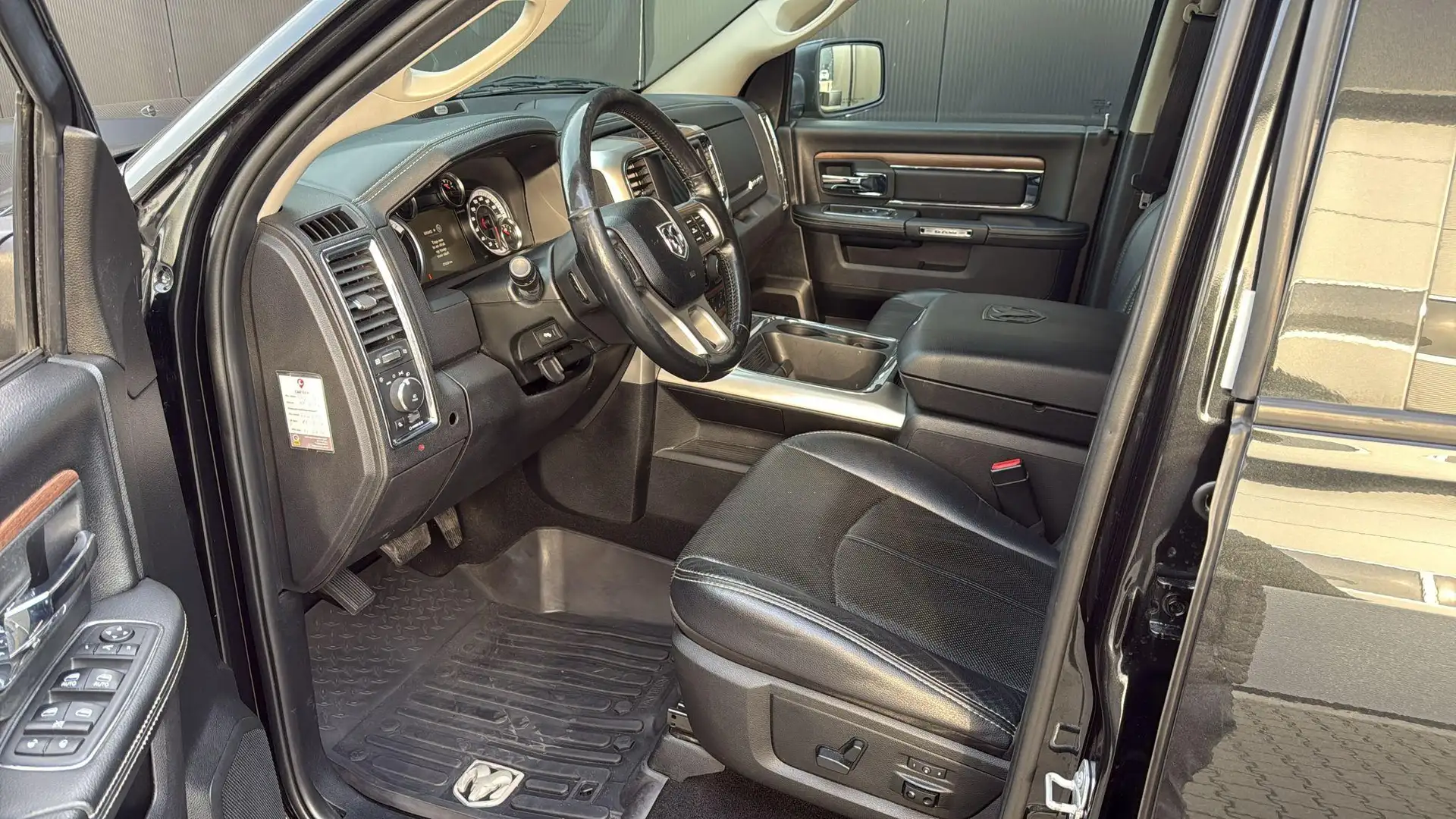 Dodge RAM 1500 5.7 V8 4x4 Crew Cab Laramie Noir - 2