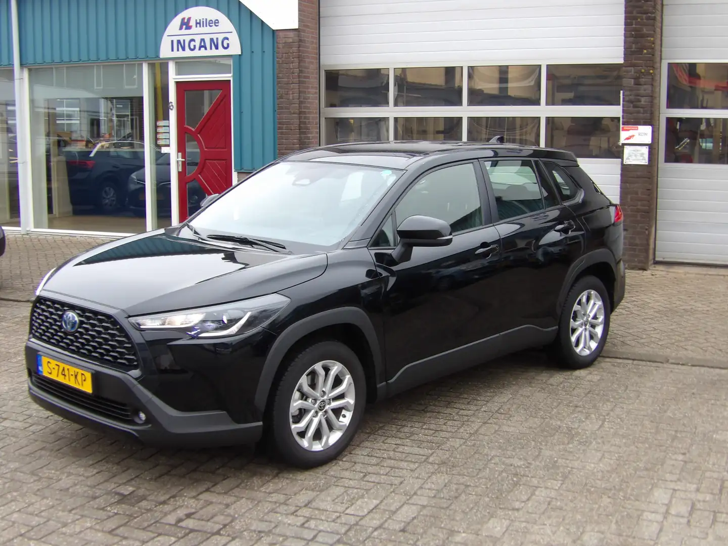 Toyota Corolla Cross 2.0 High Power Hybrid Active Schwarz - 2