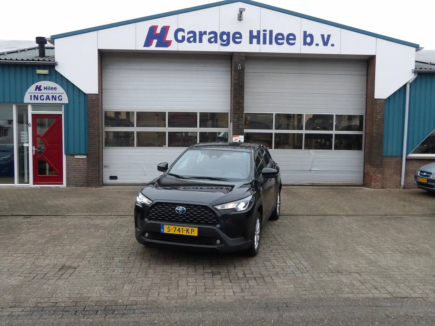 Toyota Corolla Cross 2.0 High Power Hybrid Active Schwarz - 1