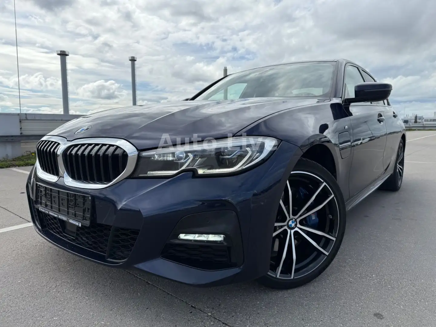 BMW 330 e*SAG*M PAKET*NAVI*LASER*VIRTUA*HEAD-UP*LEDER Grau - 1
