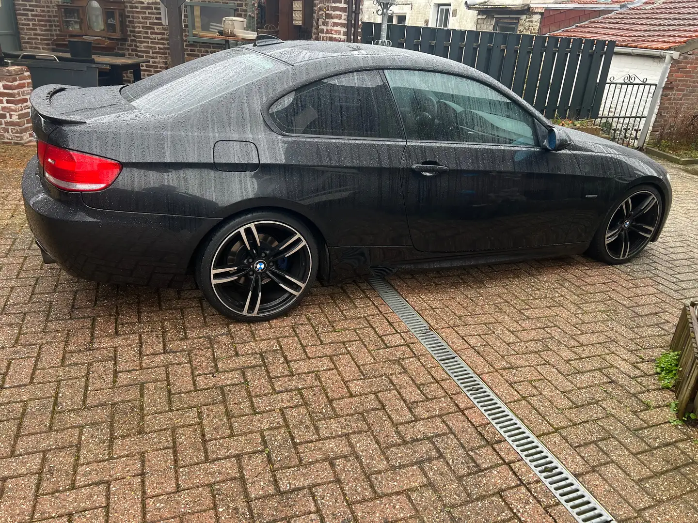 BMW 330 330 320i High Executive Zwart - 1