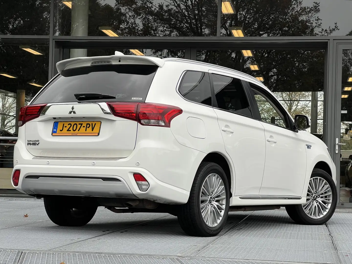 Mitsubishi Outlander 2.4 PHEV Intense+ | Navigatie | Schuifkanteldak | Wit - 2