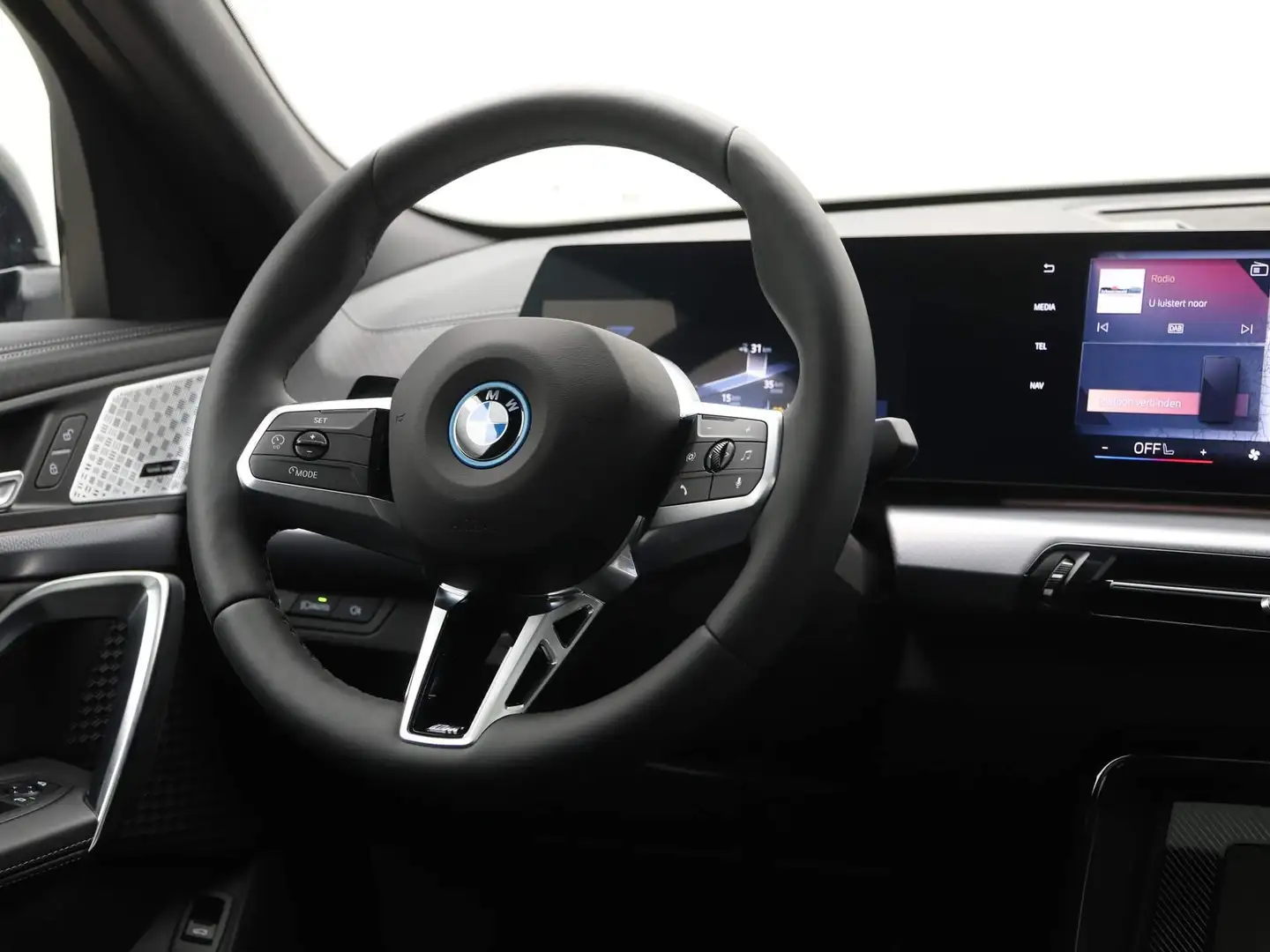 BMW iX2 eDrive20 65kWh | M-Sportpakket | Trekhaak | Harman Noir - 2