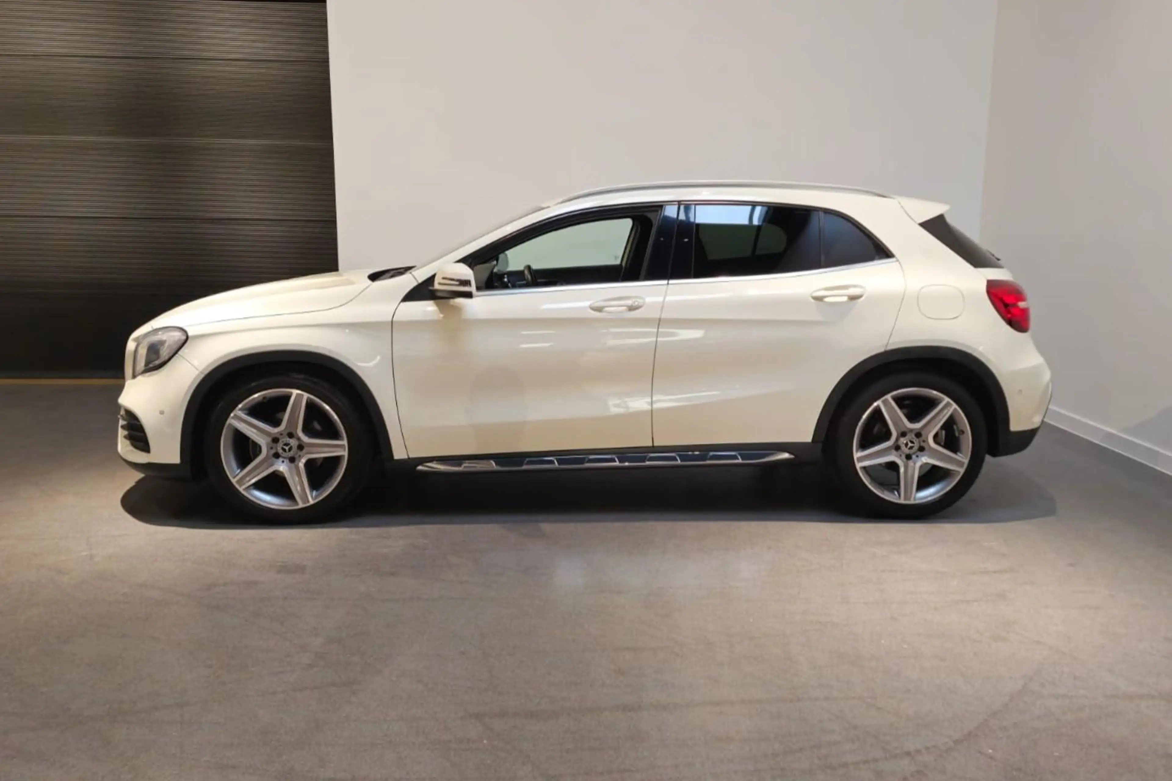 Mercedes-Benz GLA 180 Business Solution AMG style - Navi - 19" LM AMG Ve — photo 3
