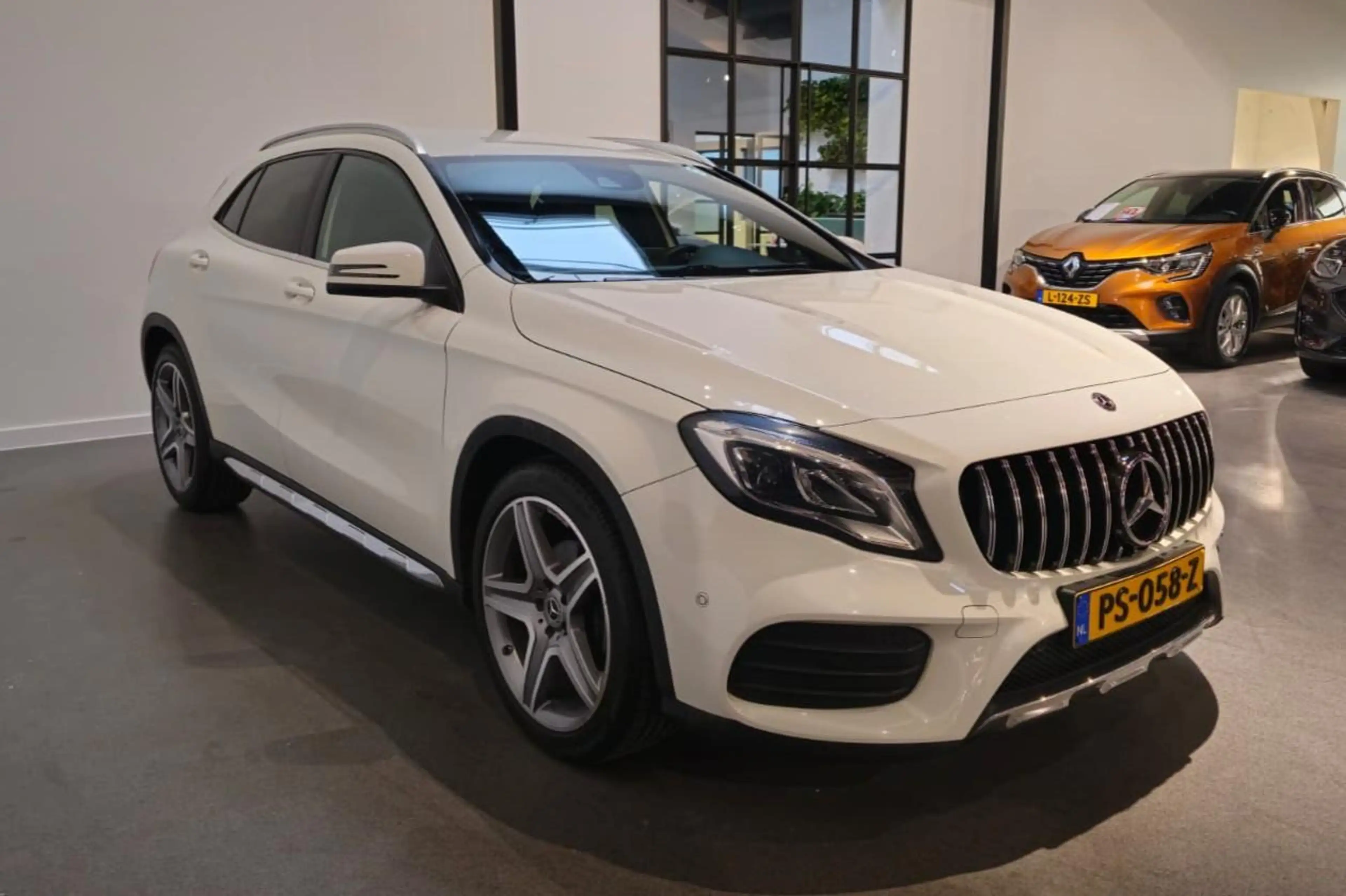Mercedes-Benz GLA 180 Business Solution AMG style - Navi - 19" LM AMG Ve — photo 2