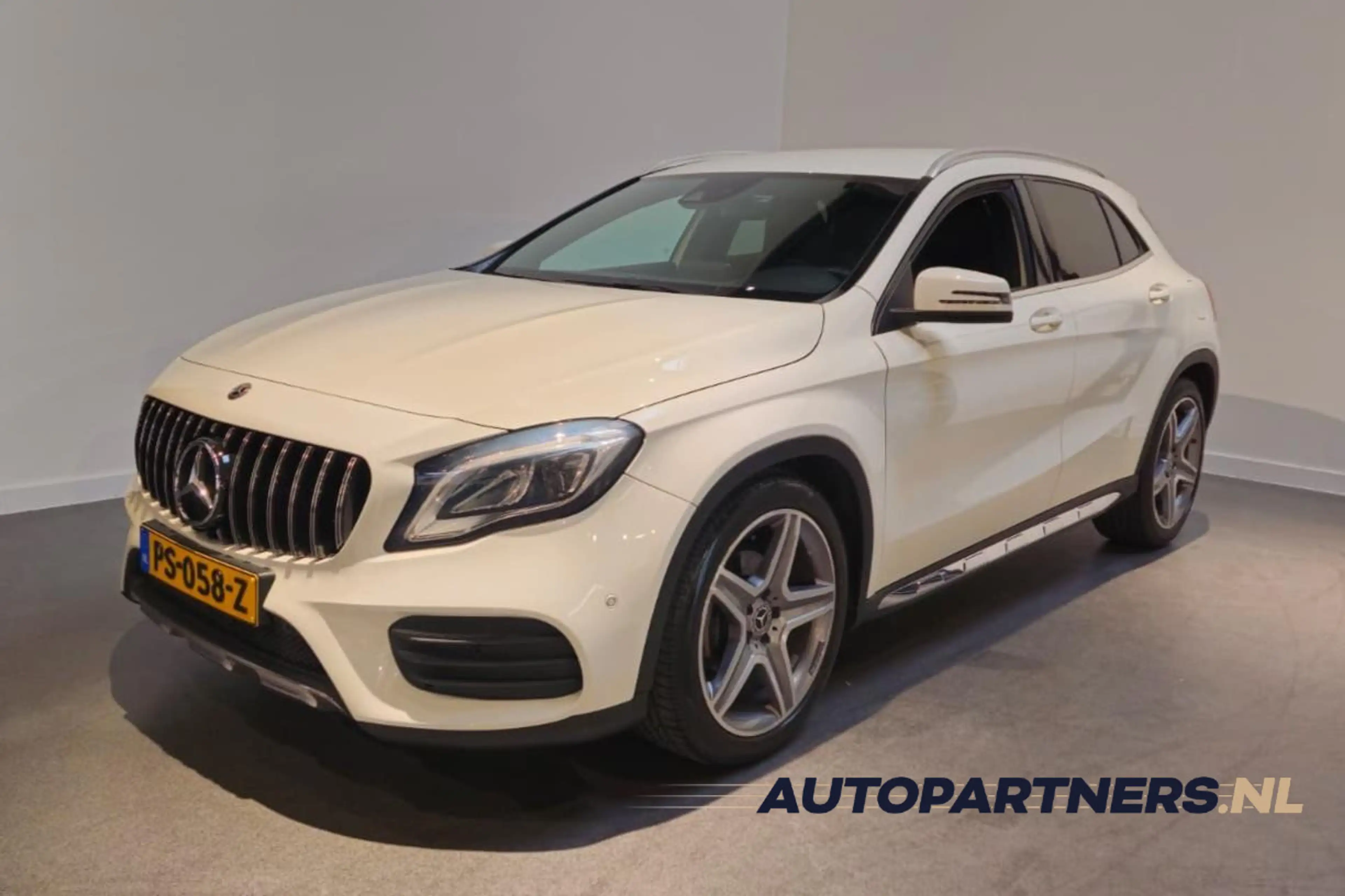 Mercedes-Benz GLA 180 Business Solution AMG style - Navi - 19" LM AMG Ve