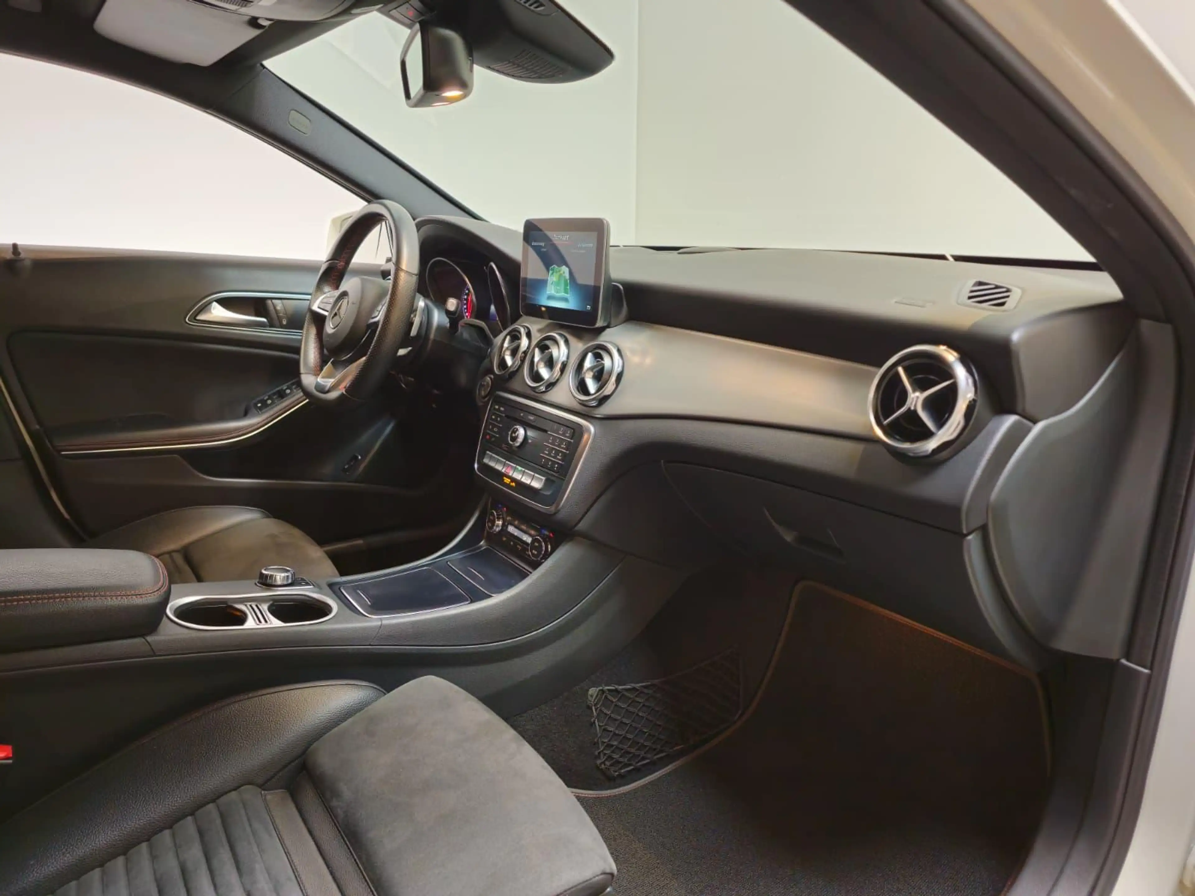 Mercedes-Benz GLA 180 Business Solution AMG style - Navi - 19" LM AMG Ve — photo 15