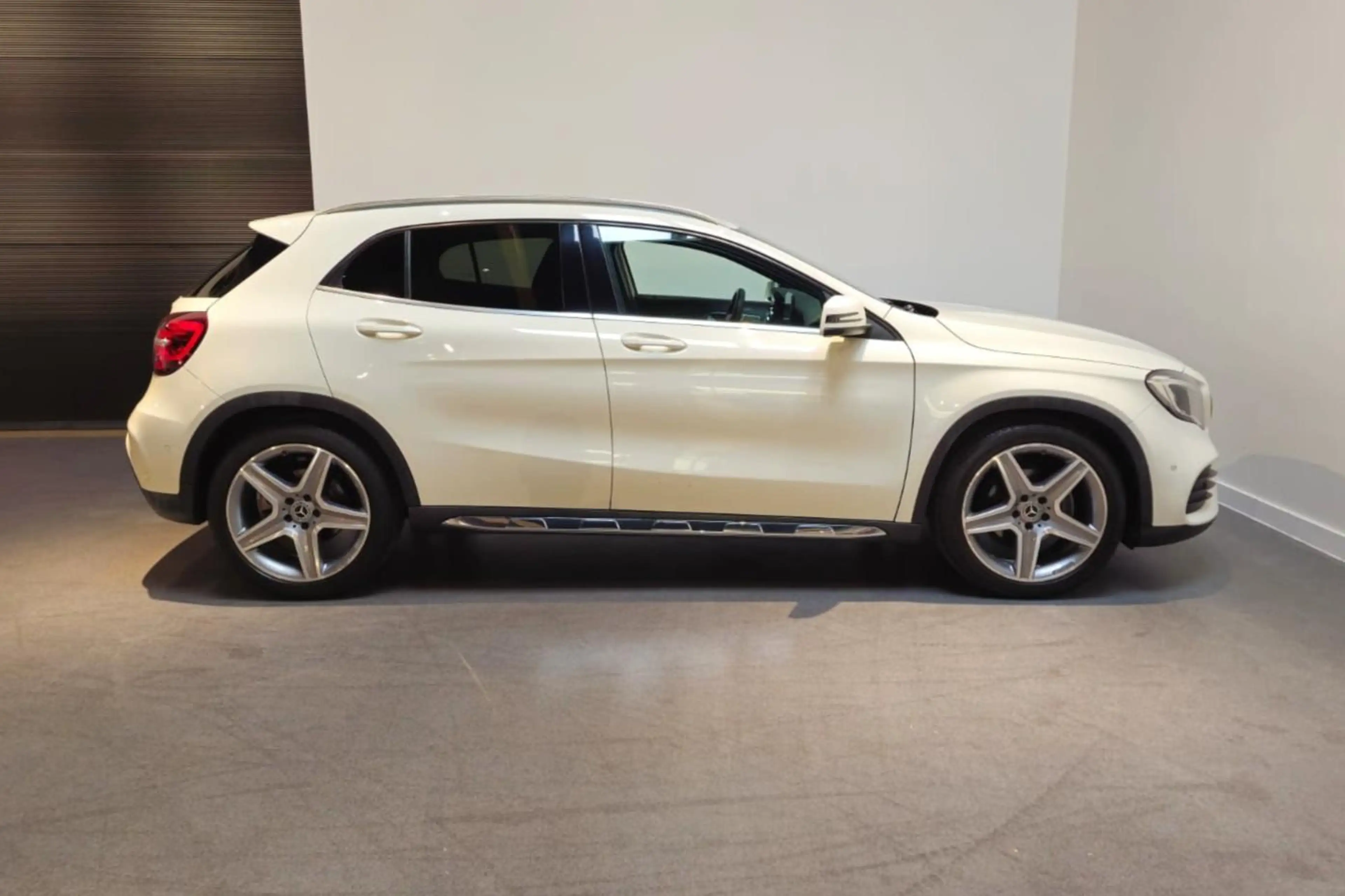 Mercedes-Benz GLA 180 Business Solution AMG style - Navi - 19" LM AMG Ve — photo 4