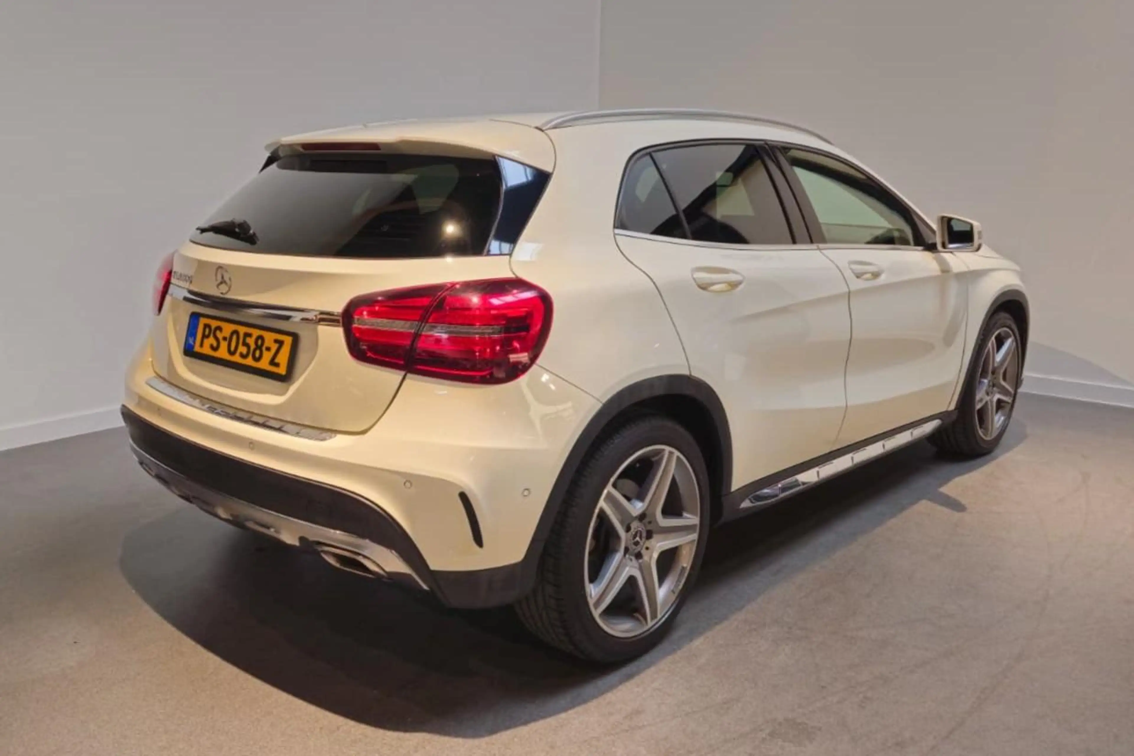 Mercedes-Benz GLA 180 Business Solution AMG style - Navi - 19" LM AMG Ve — photo 8