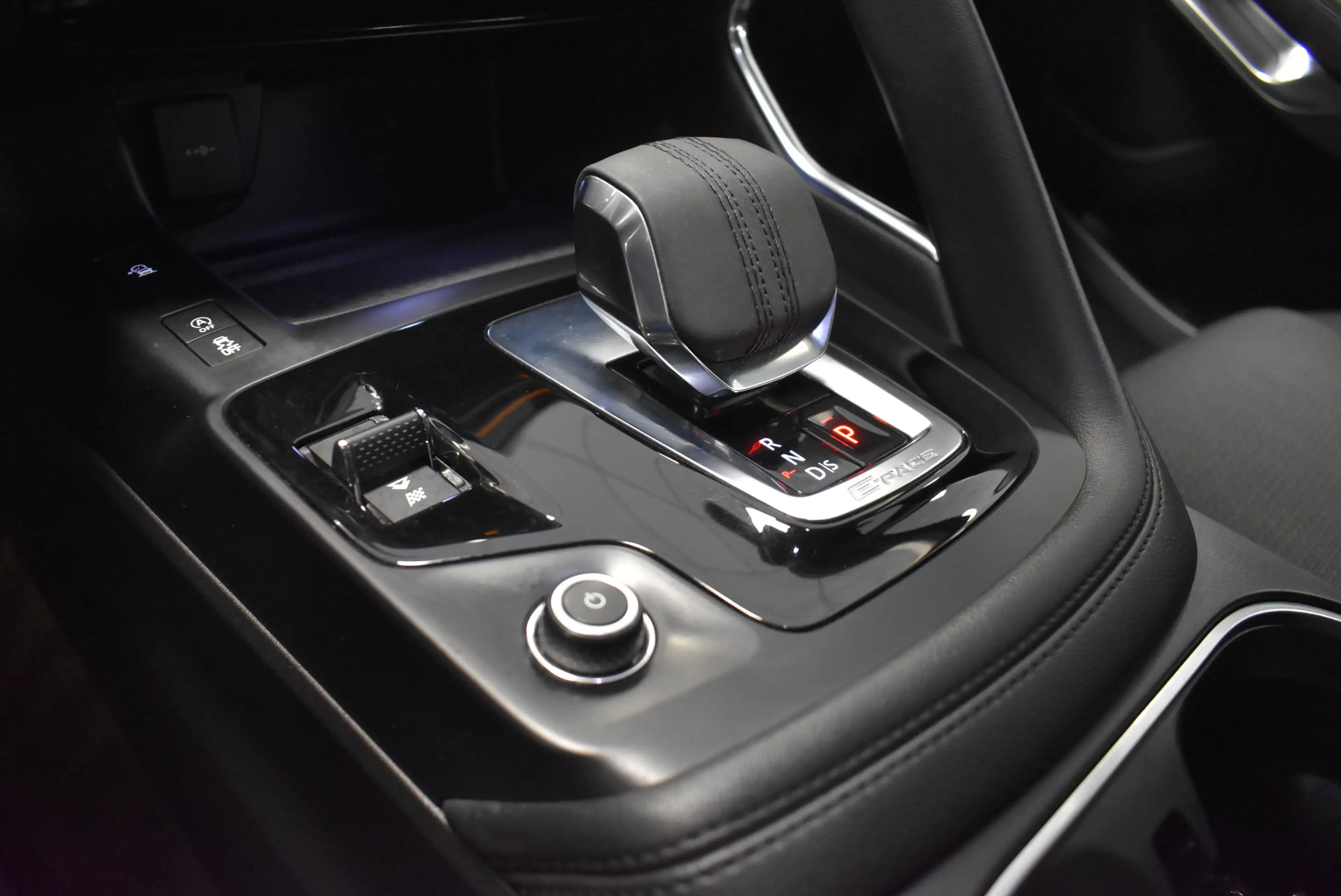 Jaguar E-Pace P160 Aut. LED Navi Kamera PDC 1-Hand — photo 13