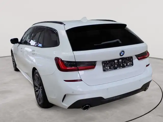 BMW 3 Series view 5