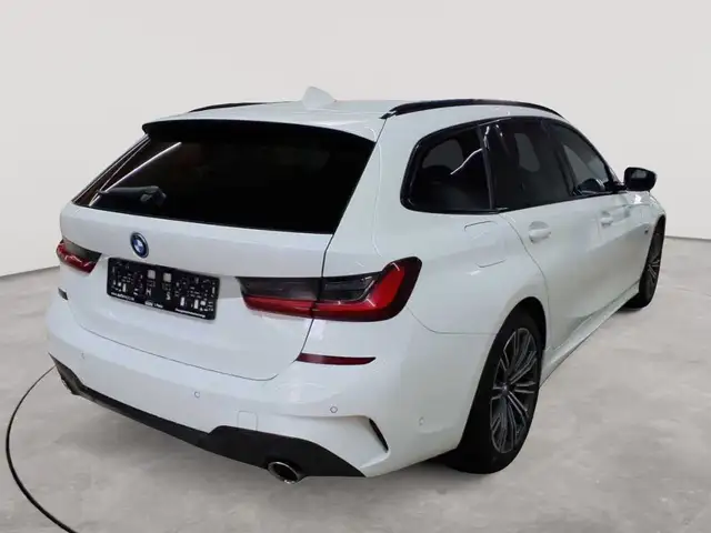 BMW 3 Series view 4