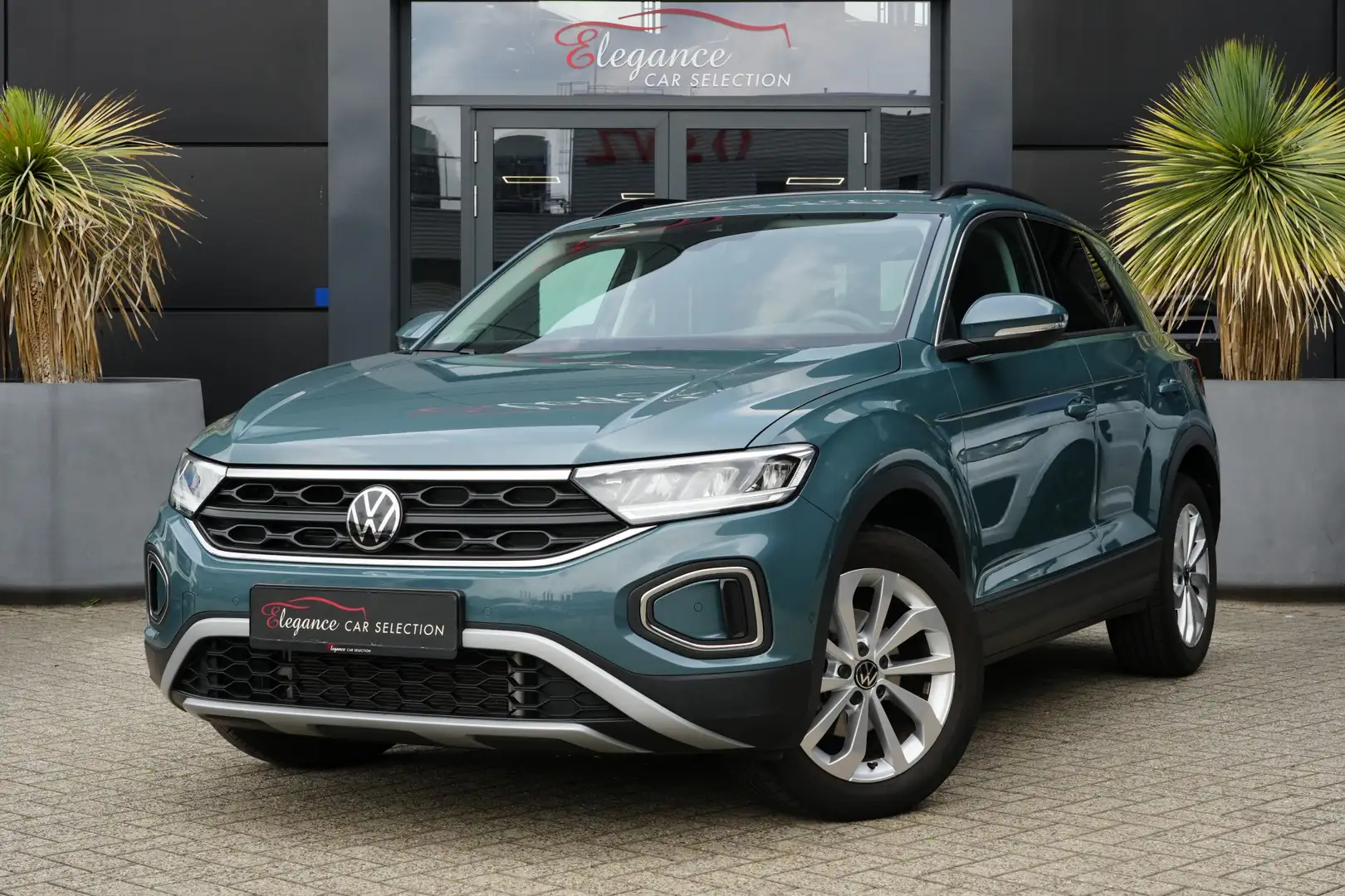 Volkswagen T-Roc 1.5 TSI Life Business 150pk AppleCarplay/Cruise/Pa Blauw - 1