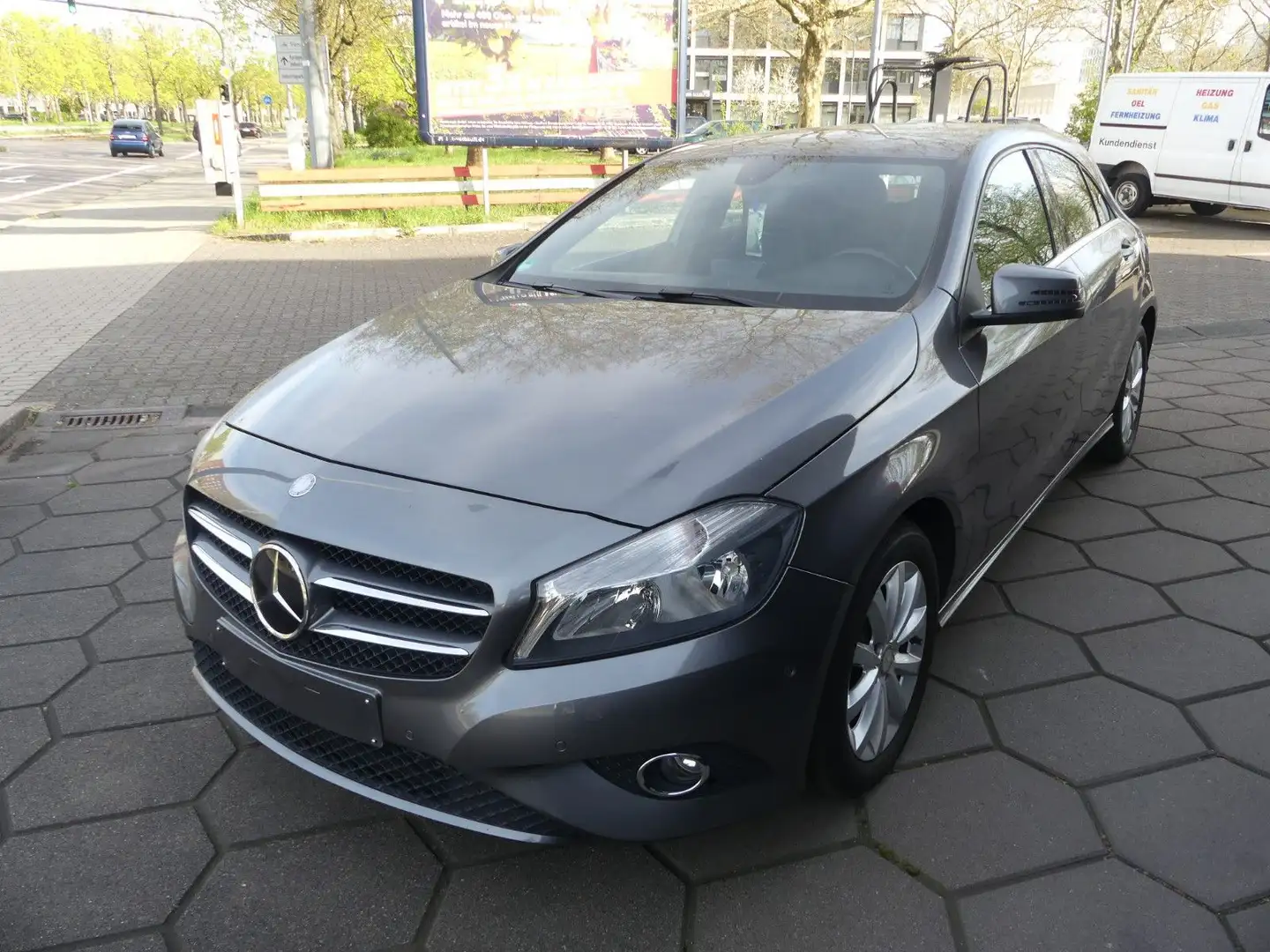 Mercedes-Benz A 180 BlueEfficiency Teilleder Navi Tempom ASST Gris - 1