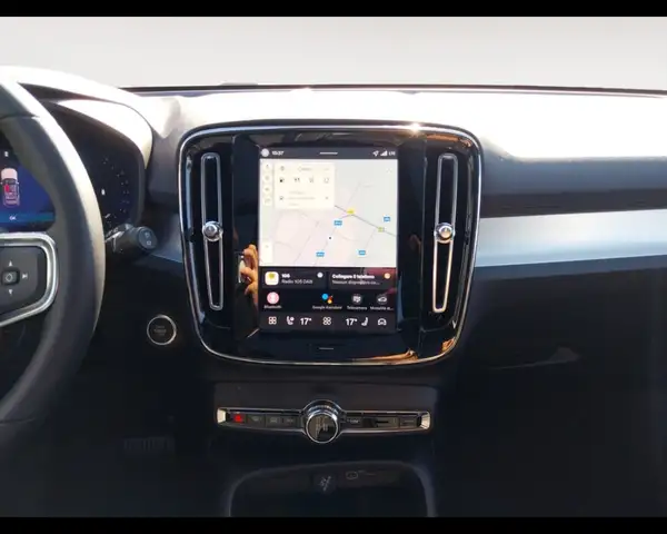 Volvo XC40 view 12